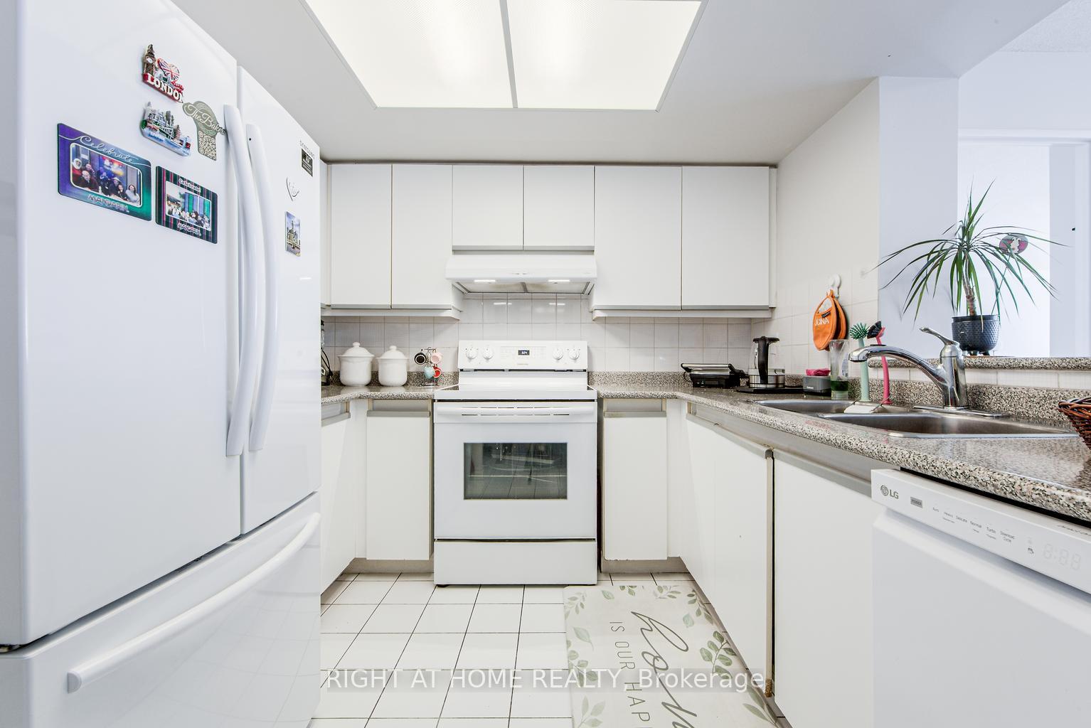 2 Bedrooms Condo at 335 Webb, Mississauga For sale