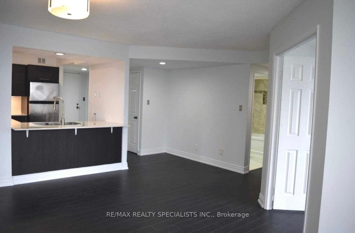 2 Bedrooms Condo at 50 Eglinton, Mississauga For sale