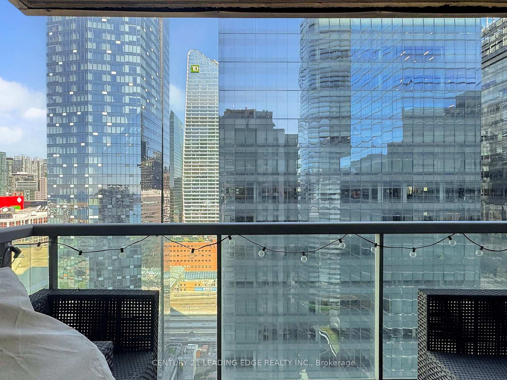 2 Bedrooms Condo at 30 Grand Trunk, Toronto For sale