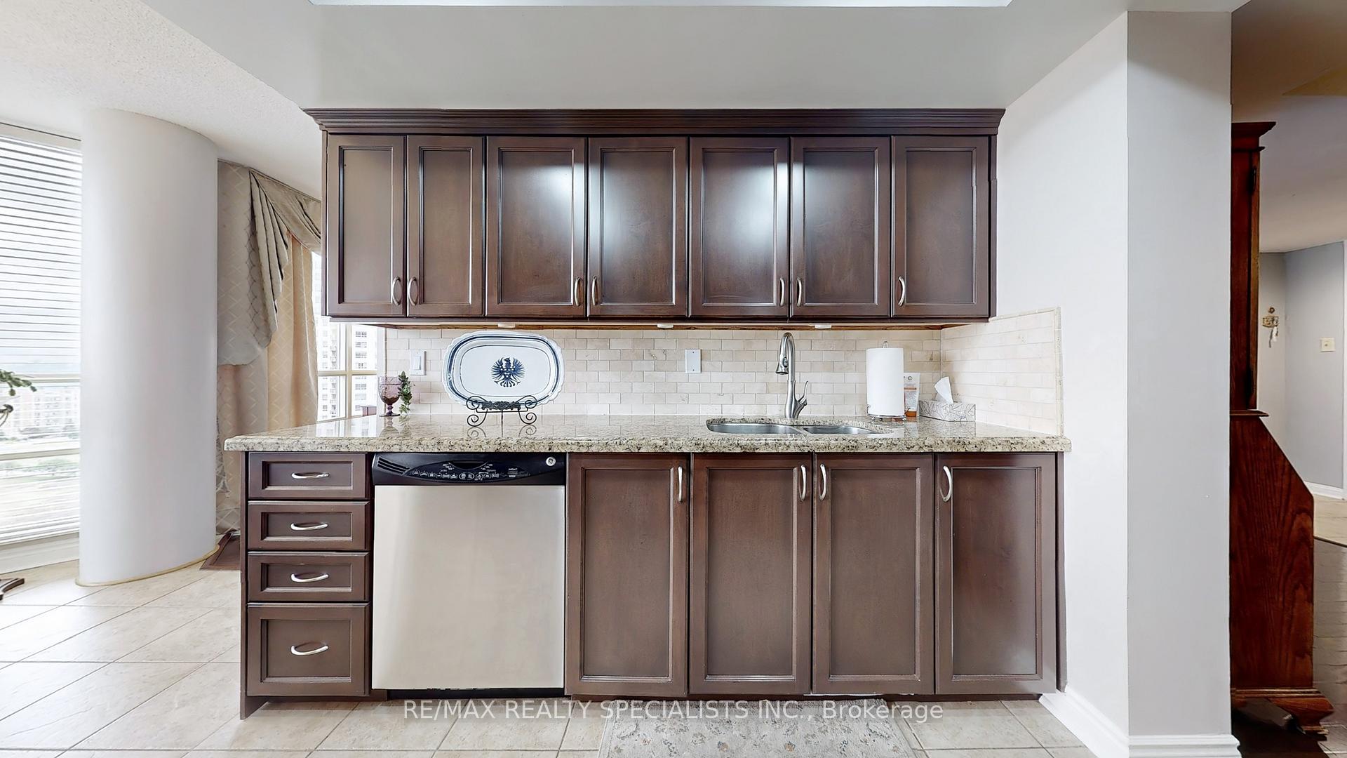 2 Bedrooms Condo at 45 Kingsbridge Garden, Mississauga For sale