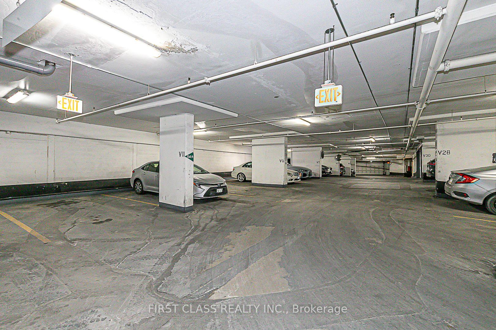 2 Bedrooms Condo at 15 Greenview, Toronto For sale