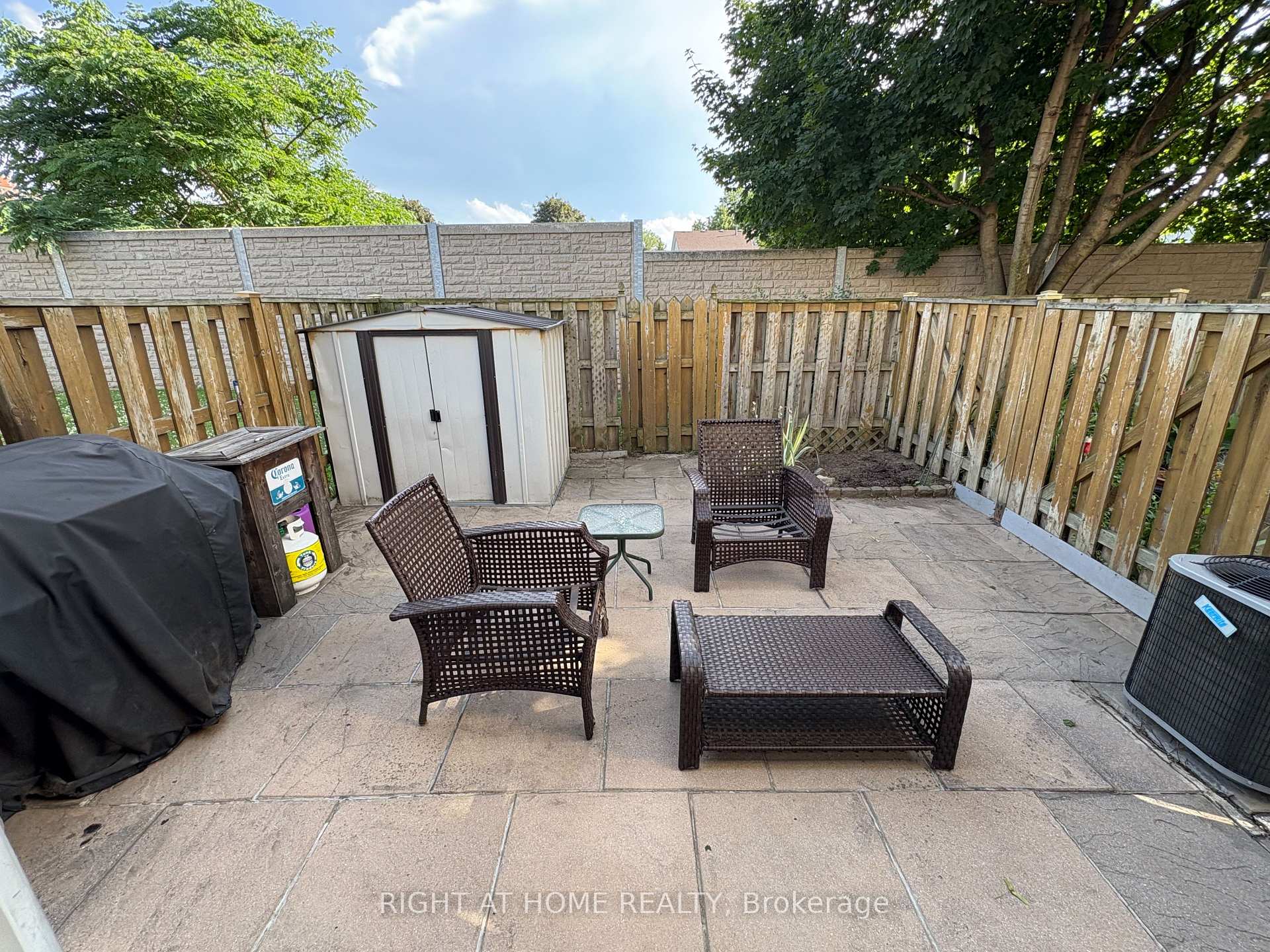 3 Bedrooms Condo at 11 Harrisford, Hamilton For sale