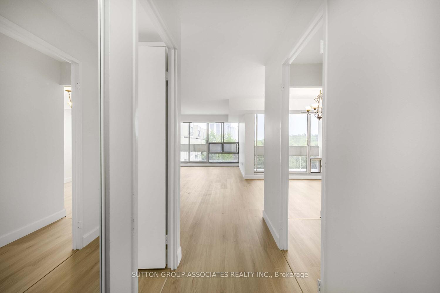 3 Bedrooms Condo at 1300 Marlborough, Oakville For sale