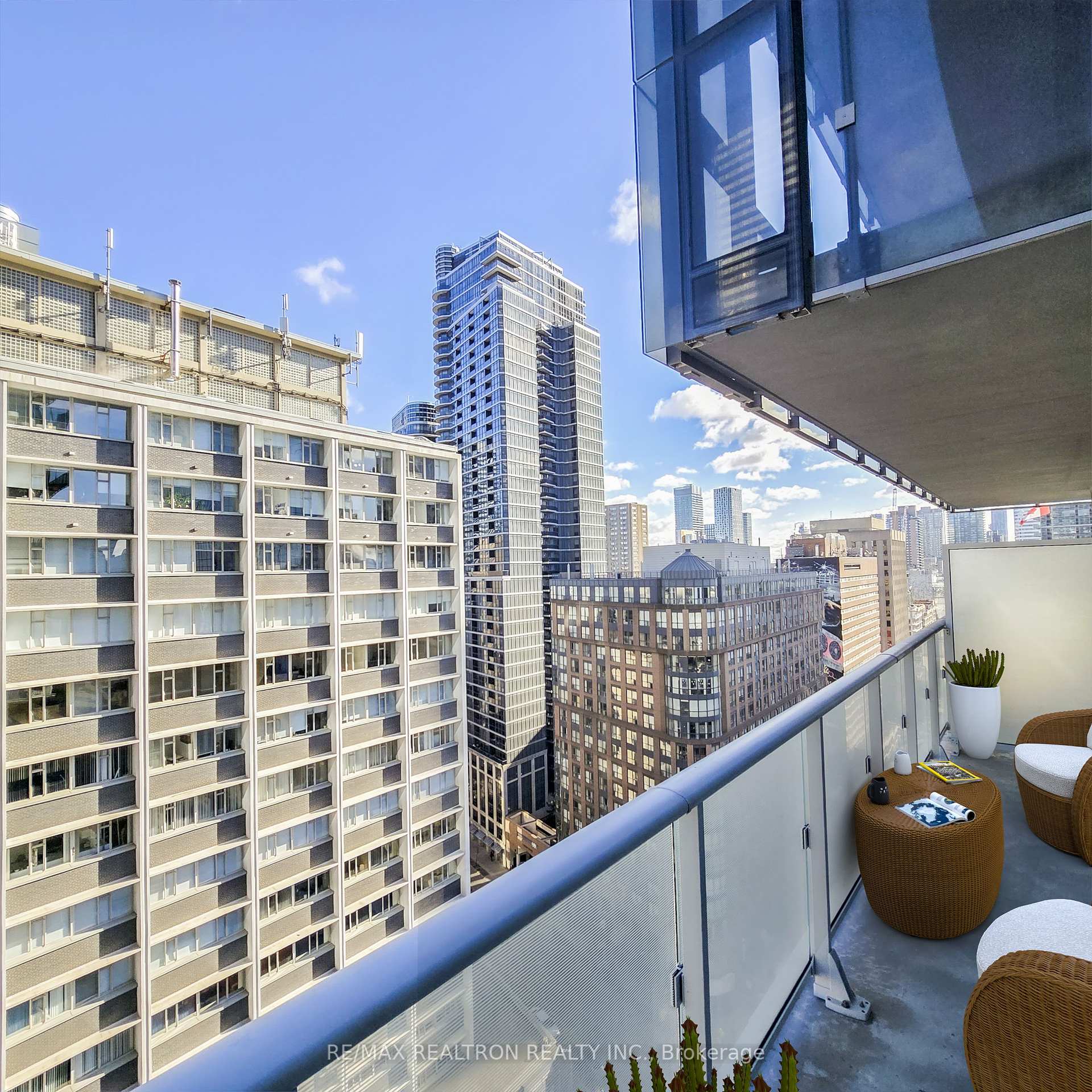 2 Bedrooms Condo at 7 Grenville, Toronto For sale