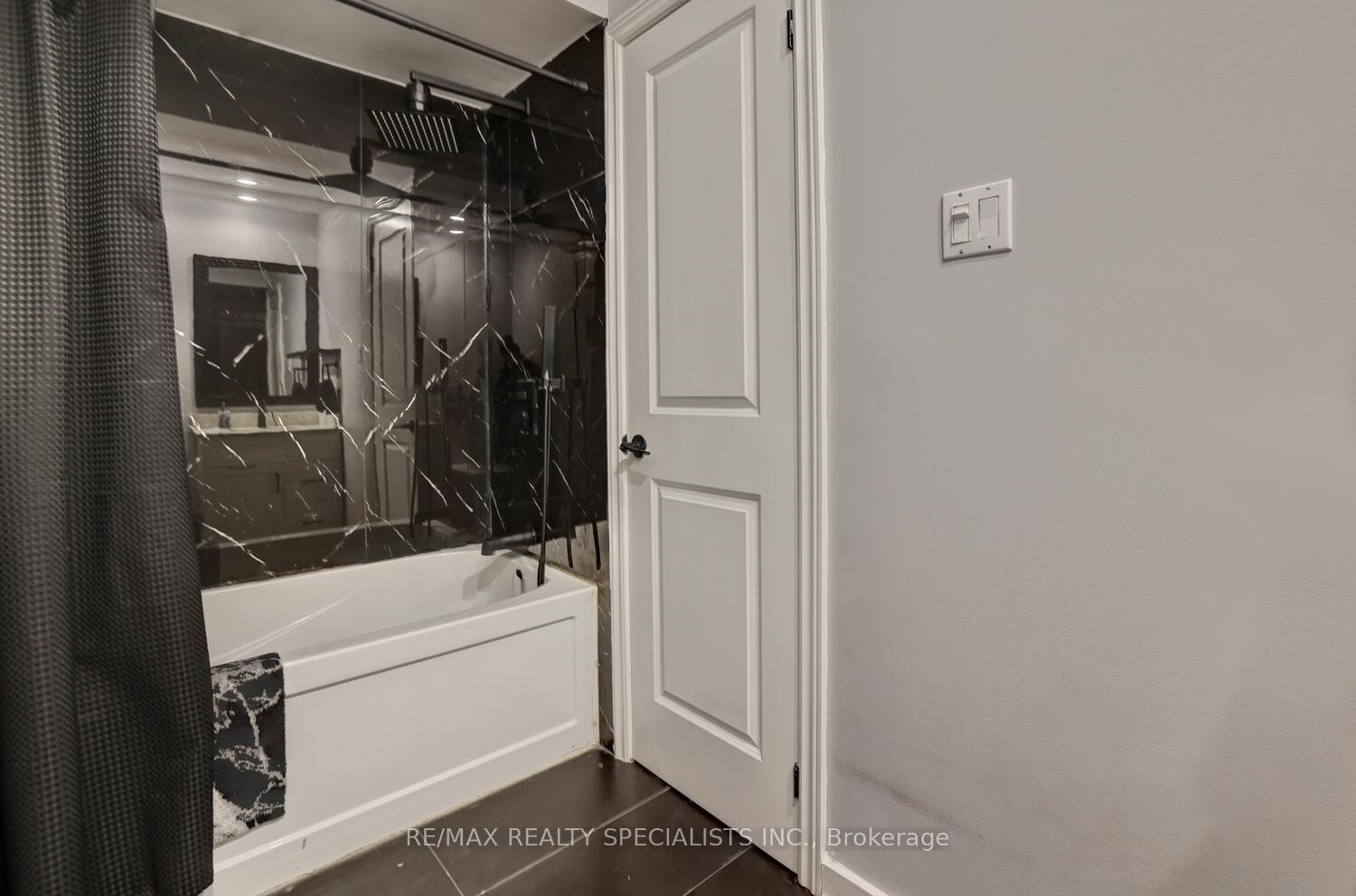 3 Bedrooms Condo at 3265 South Millway, Mississauga For sale