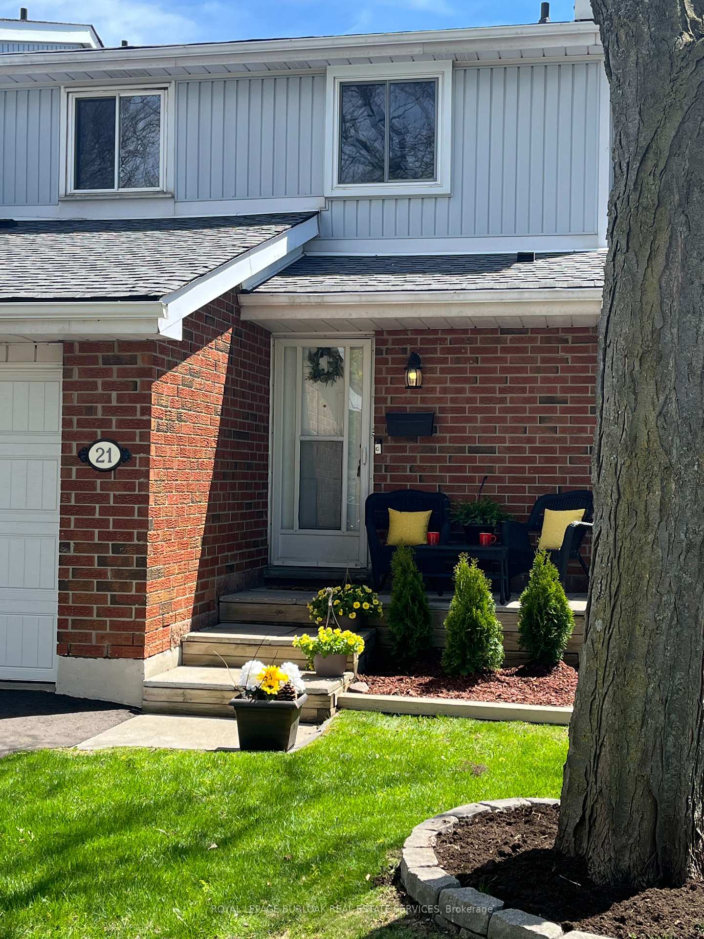 4 Bedrooms Condo at 25 Redbury,  Hamilton For sale
