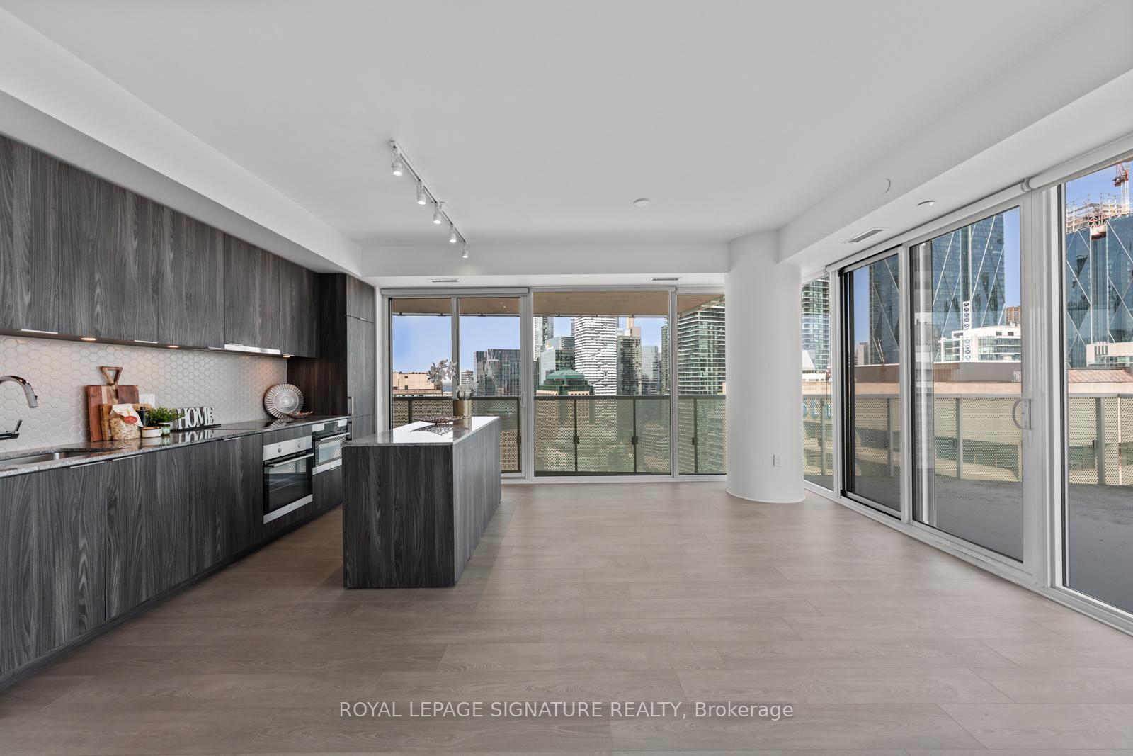 3 Bedrooms Condo at 15 Queens, Toronto For sale
