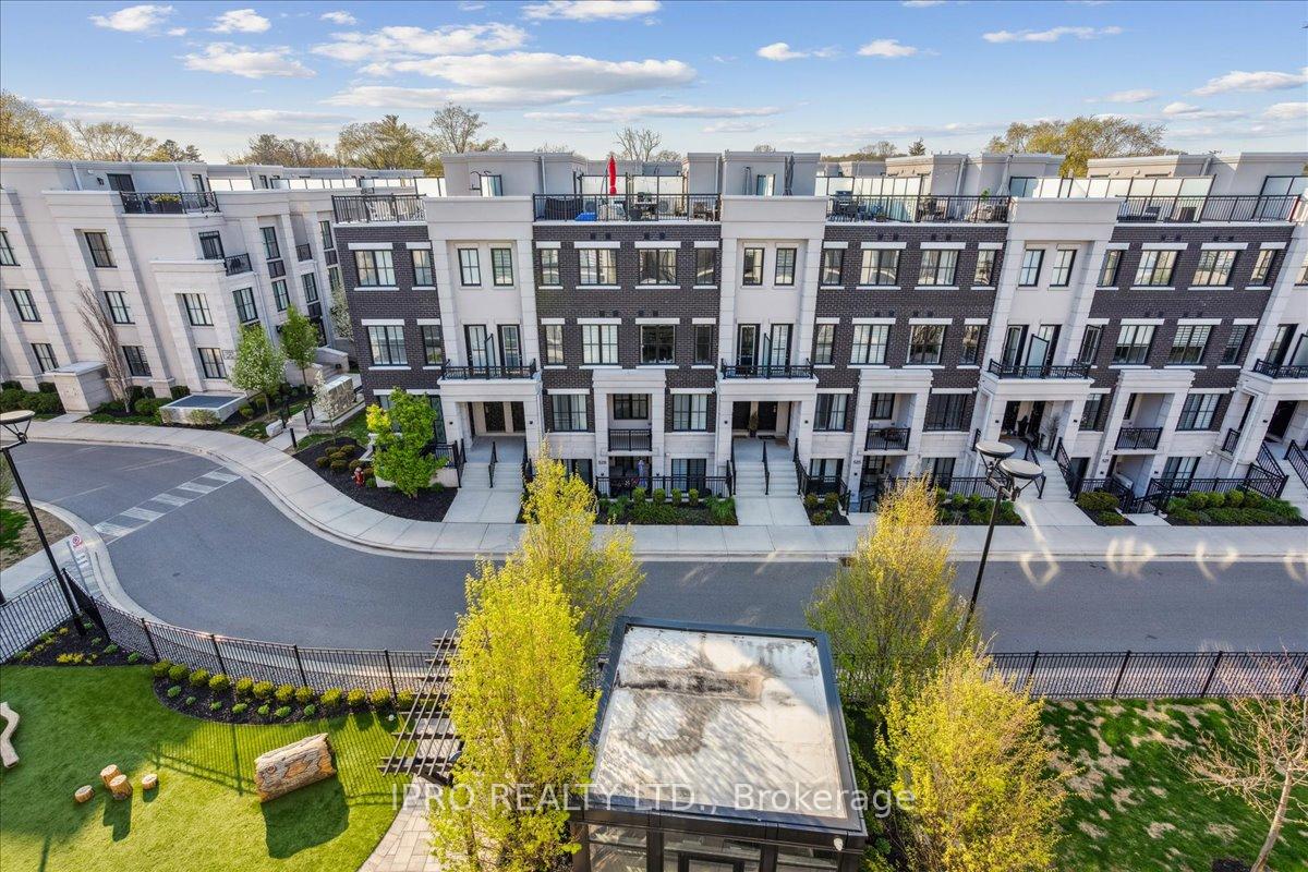 2 Bedrooms Condo at 652 Cricklewood, Mississauga For sale