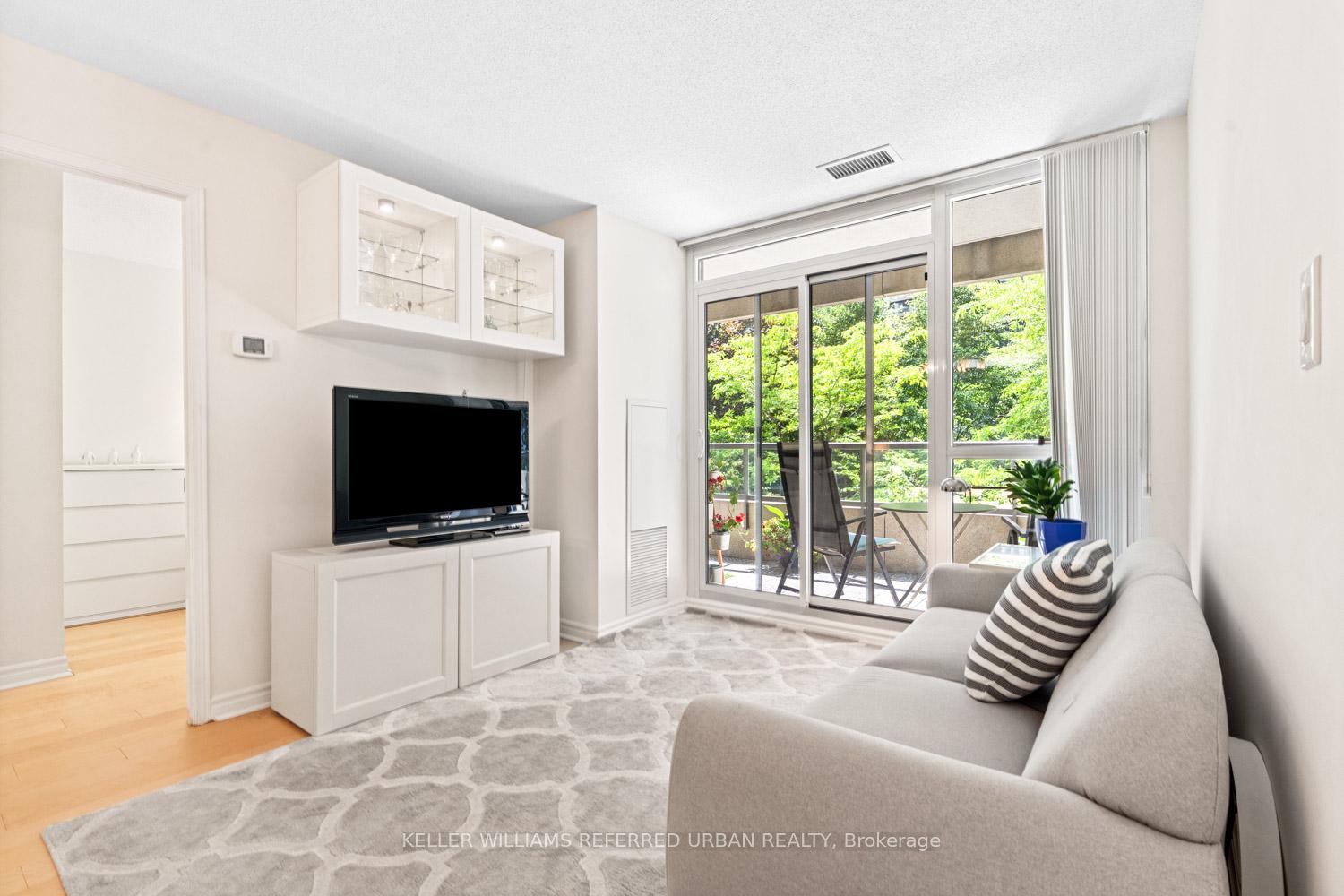 2 Bedrooms Condo at 35 Hollywood, Toronto For sale