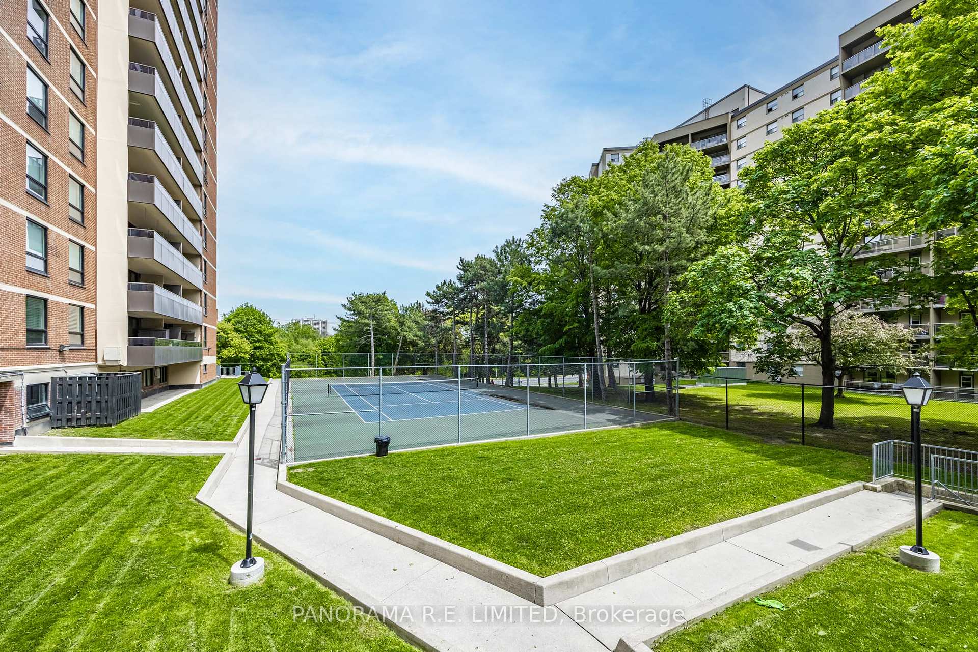 4 Bedrooms Condo at 15 La Rose, Toronto For sale