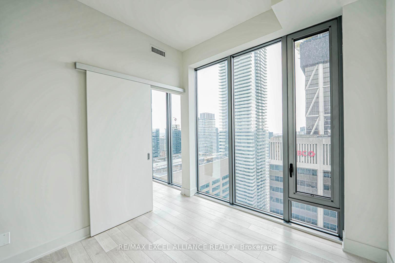 3 Bedrooms Condo at 8 Cumberland,  Toronto For sale