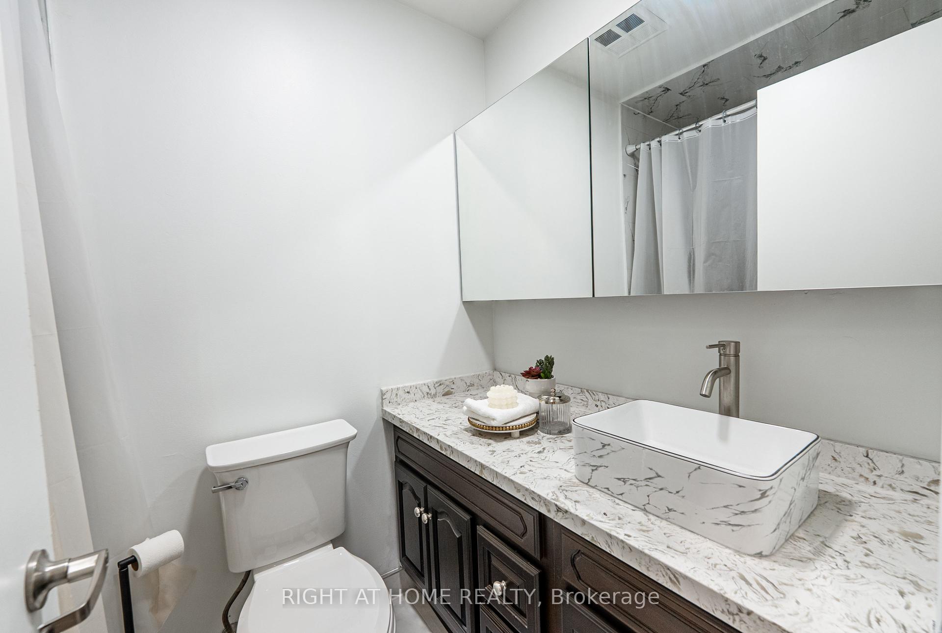 2 Bedrooms Condo at 700 King, Toronto For sale