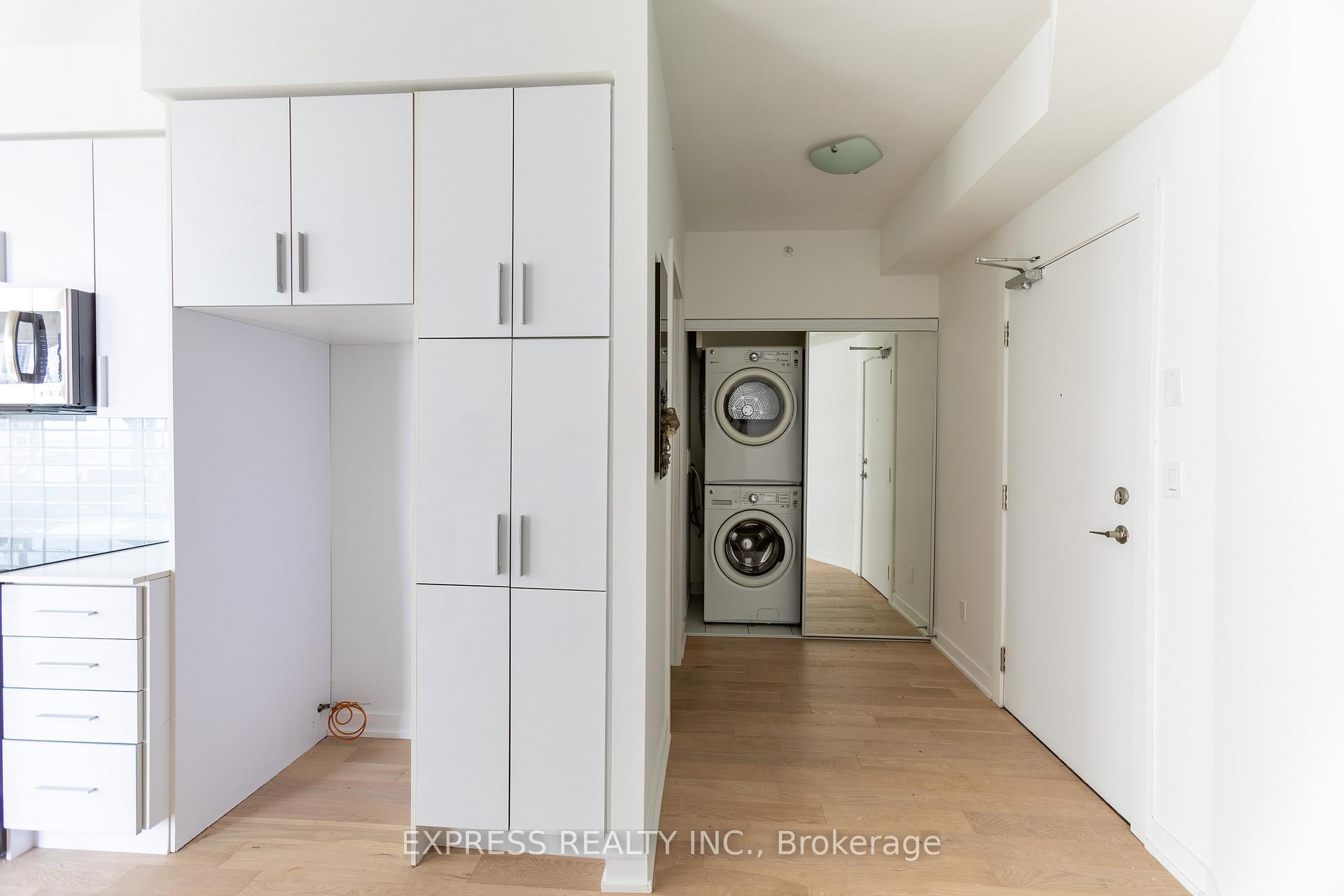 2 Bedrooms Condo at 20 Bruyeres, Toronto For sale