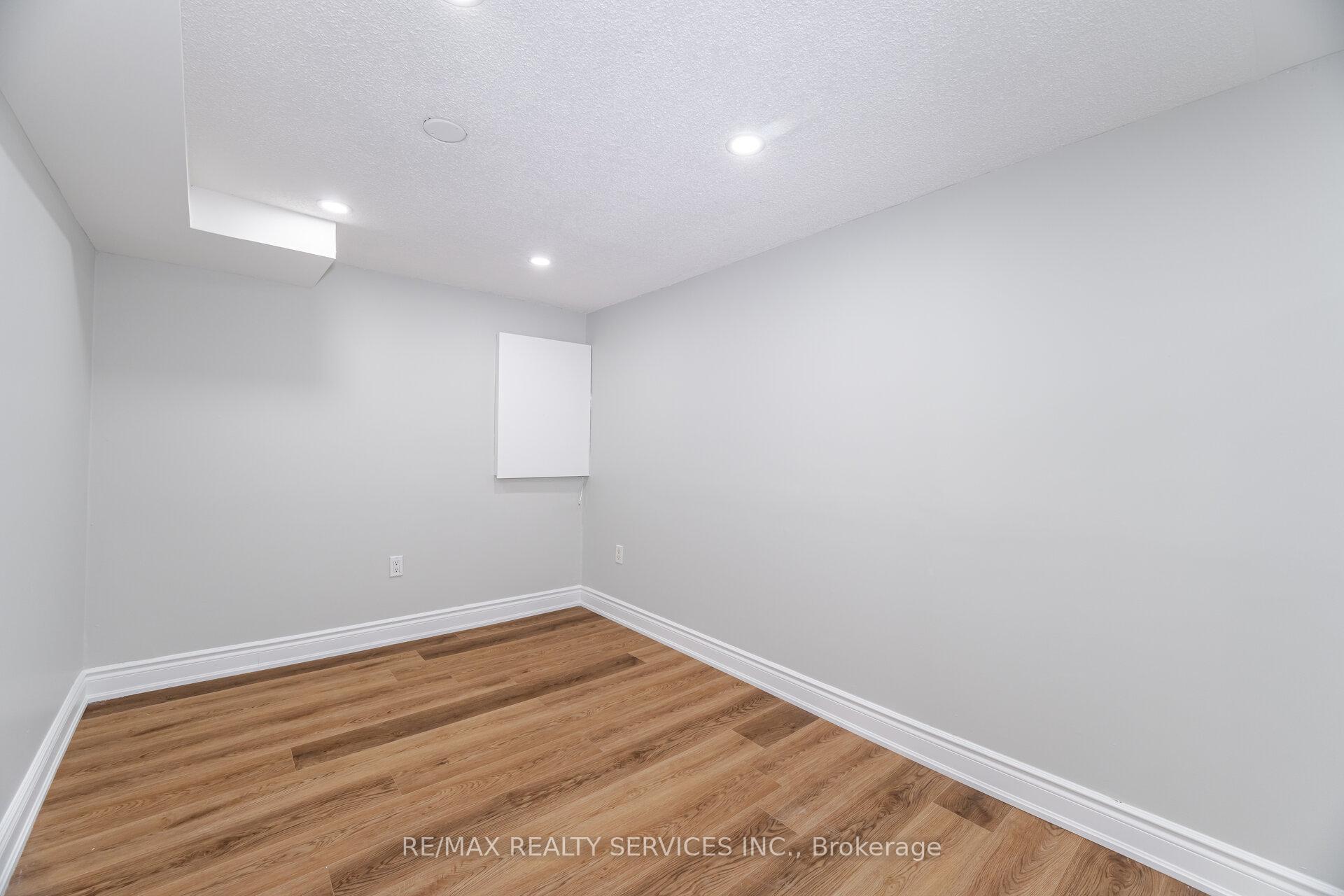 5 Bedrooms Condo at 3525 Brandon Gate, Mississauga For sale