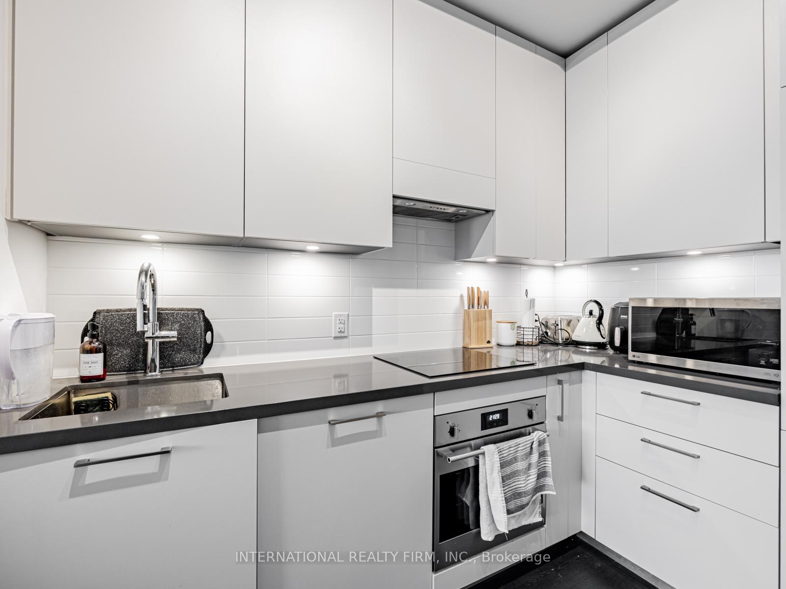 2 Bedrooms Condo at 33 Frederick Todd, Toronto For sale