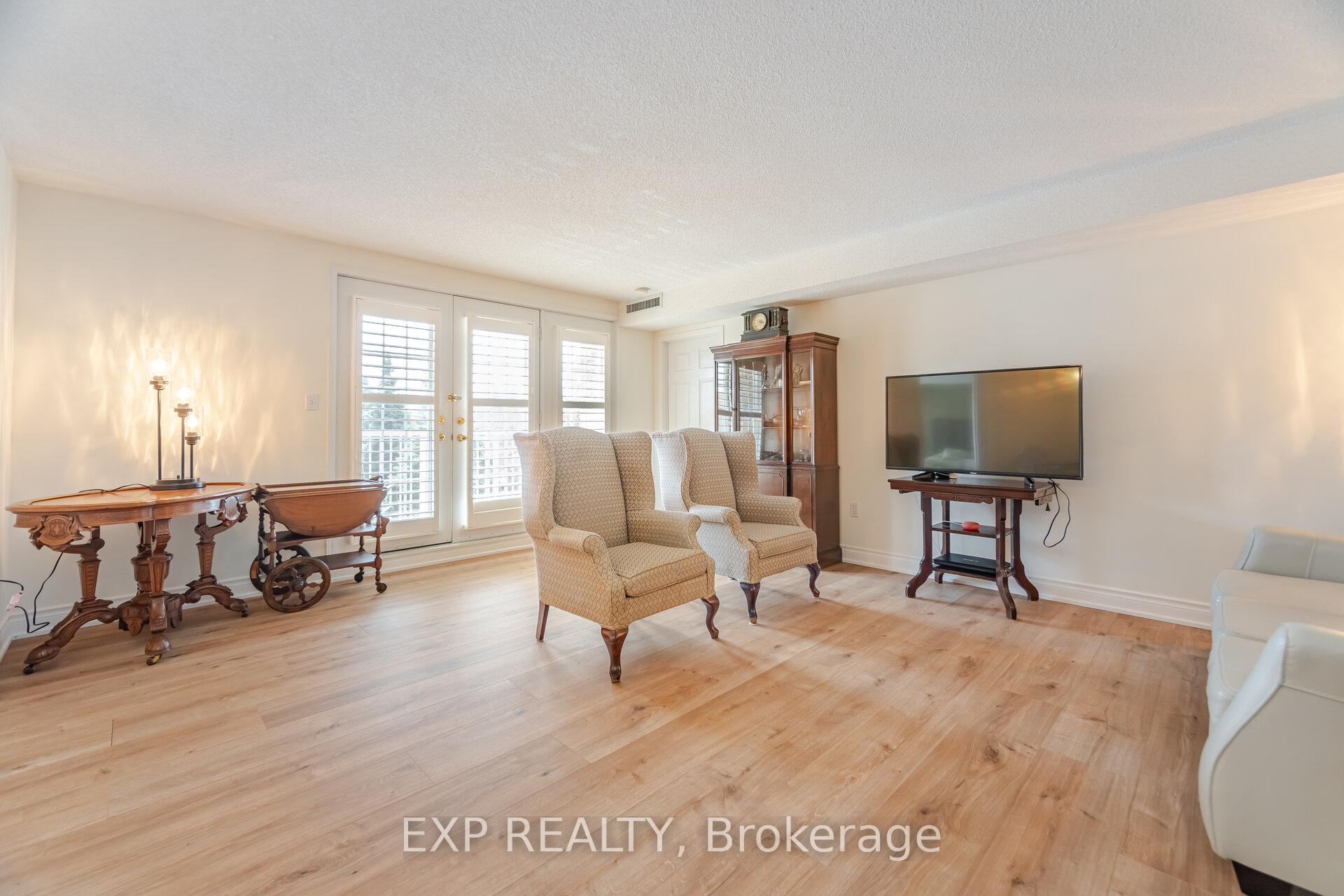 2 Bedrooms Condo at 216 Plains, Burlington For sale