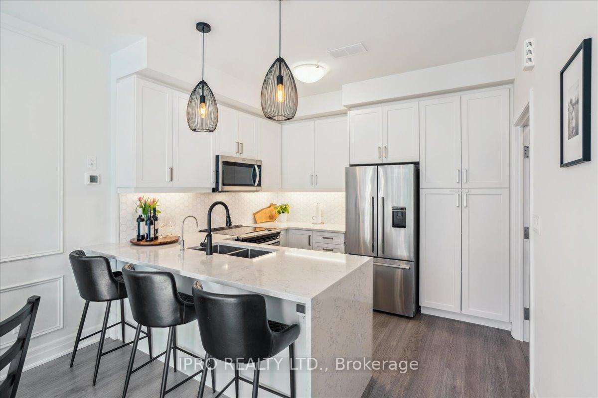 2 Bedrooms Condo at 652 Cricklewood, Mississauga For sale