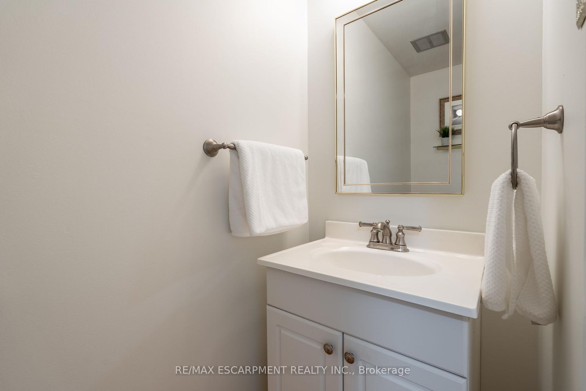 3 Bedrooms Condo at 2301 Cavendish, Burlington For sale