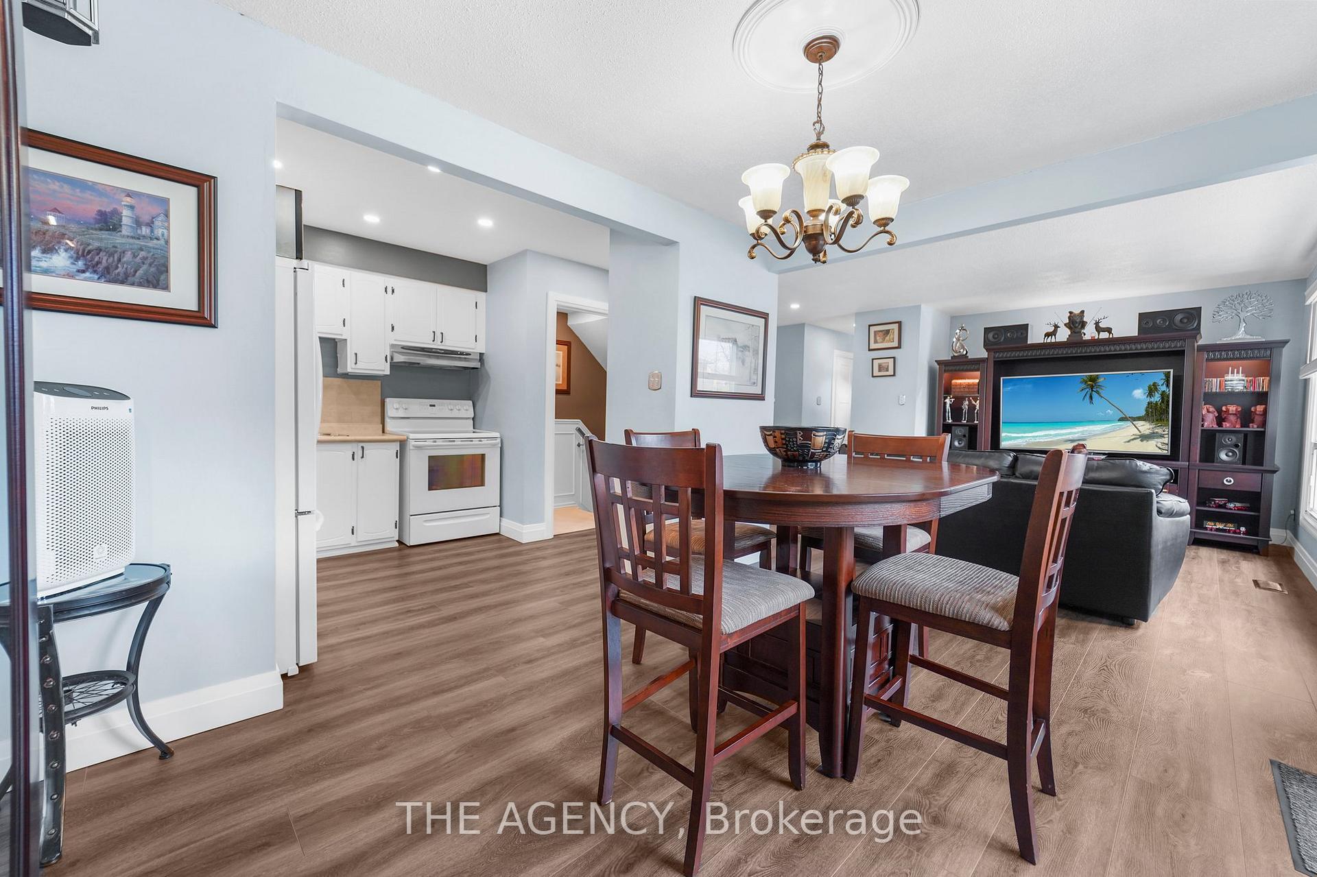 3 Bedrooms Condo at 965 Francis, Burlington For sale