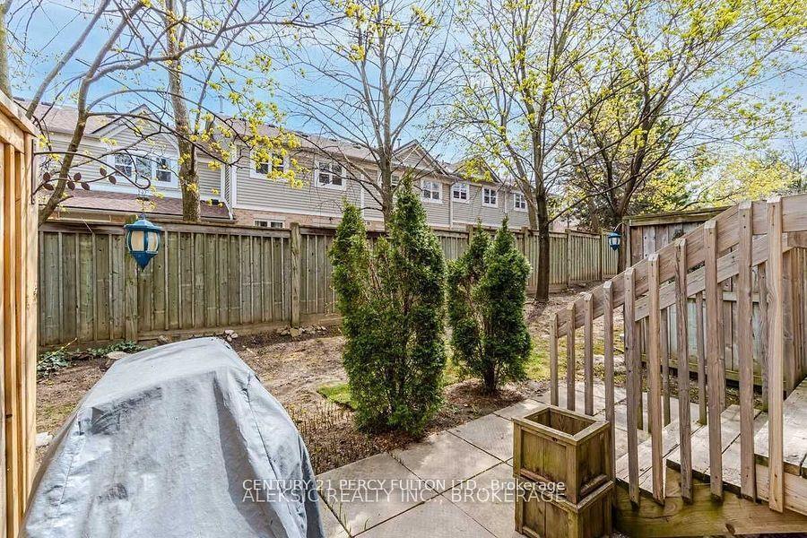 3 Bedrooms Condo at 3100 Fifth, Mississauga For sale