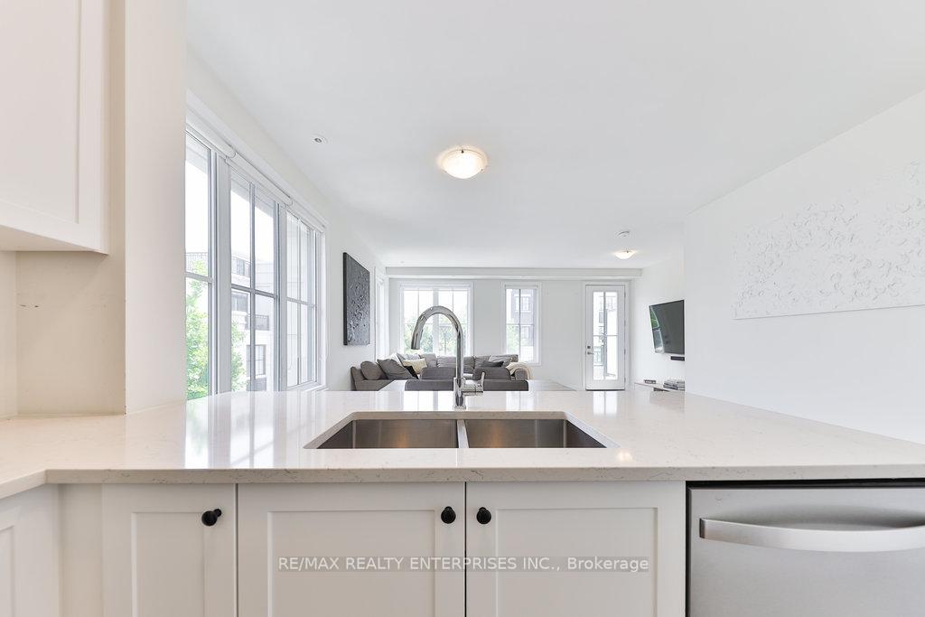 2 Bedrooms Condo at 657 Cricklewood, Mississauga For sale
