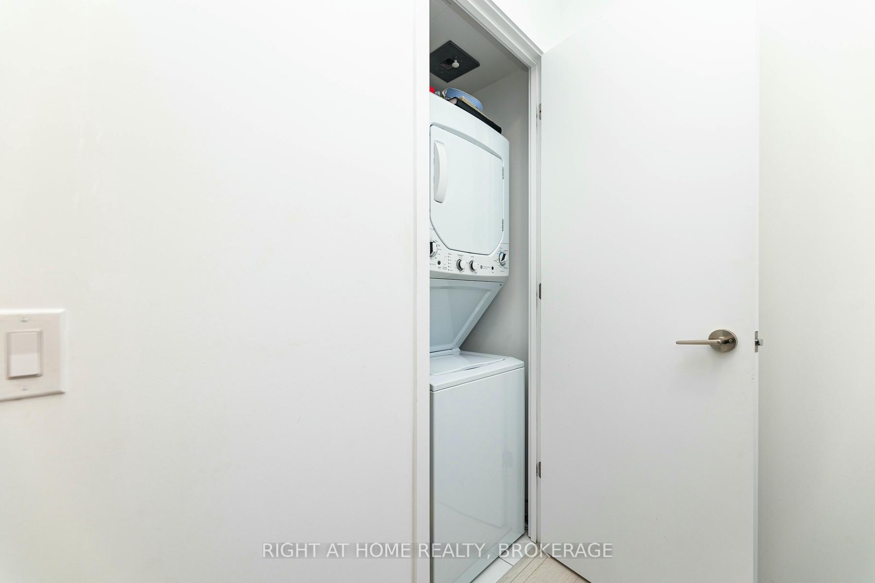 2 Bedrooms Condo at 39 Roehampton, Toronto For sale
