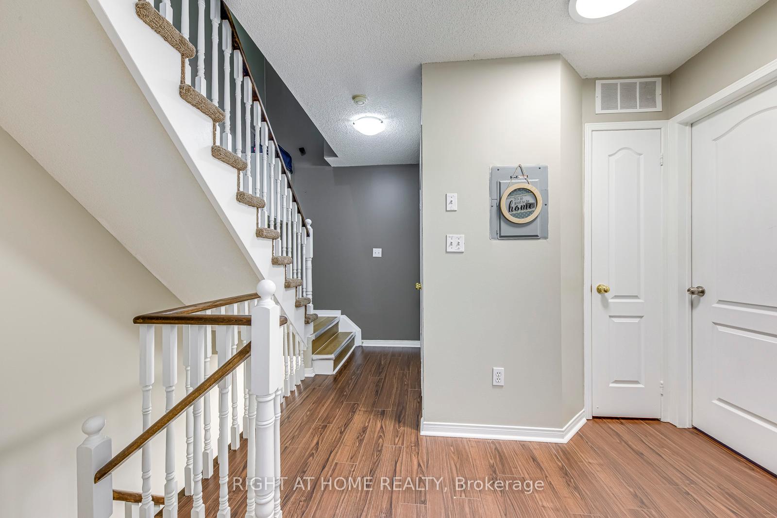 2 Bedrooms Condo at 605 Shoreline, Mississauga For sale