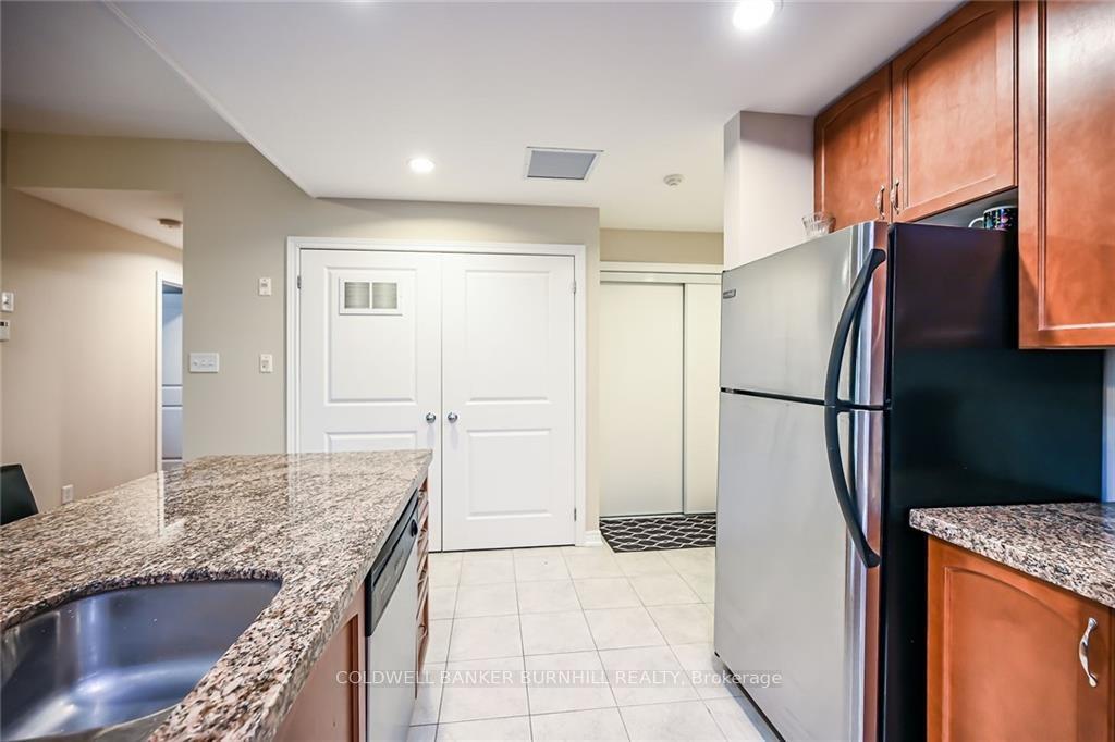 2 Bedrooms Condo at 396 Plains, Burlington For sale