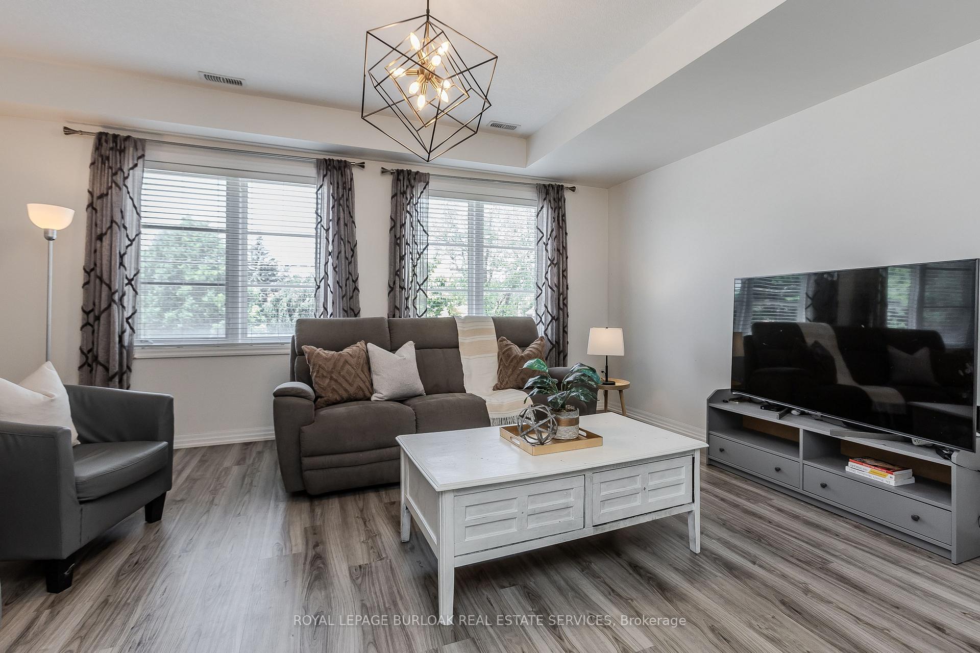 2 Bedrooms Condo at 70 Plains, Burlington For sale