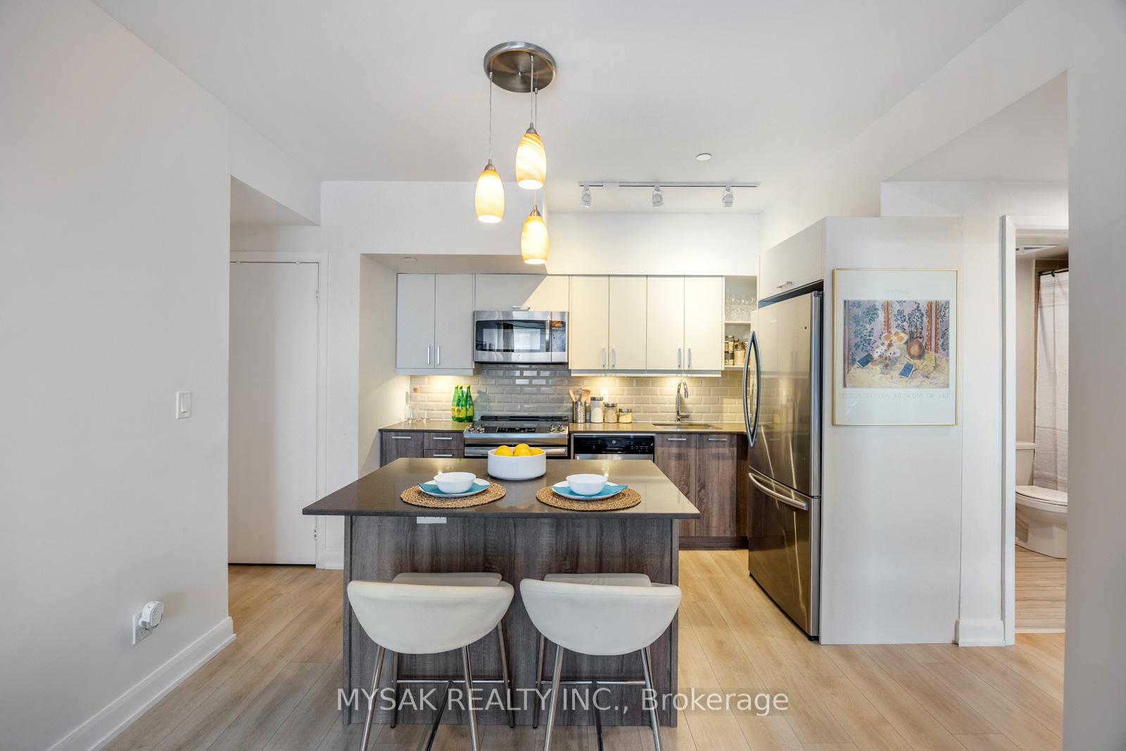 2 Bedrooms Condo at 385 Osler, Toronto For sale