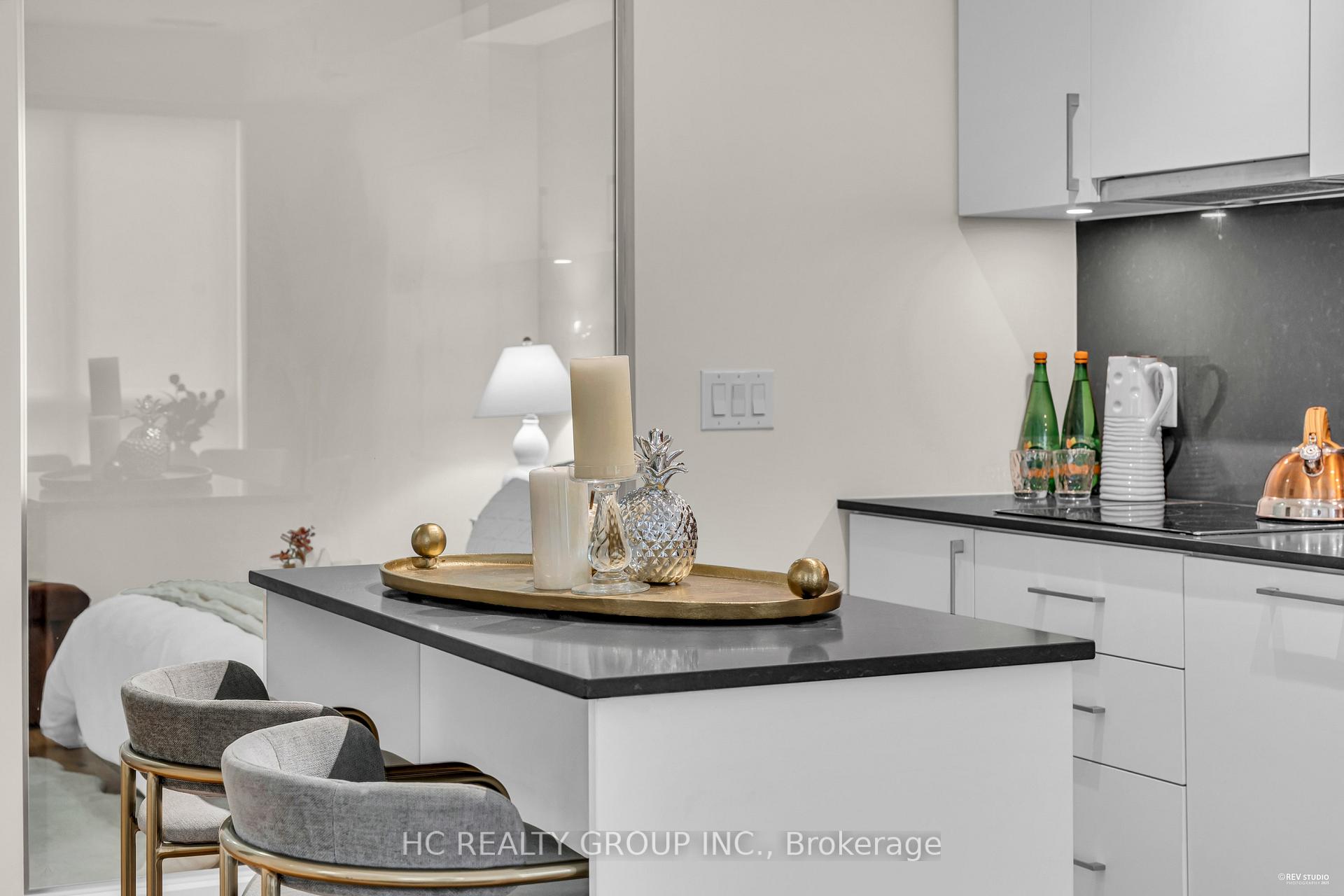 2 Bedrooms Condo at 88 Cumberland,  Toronto For sale