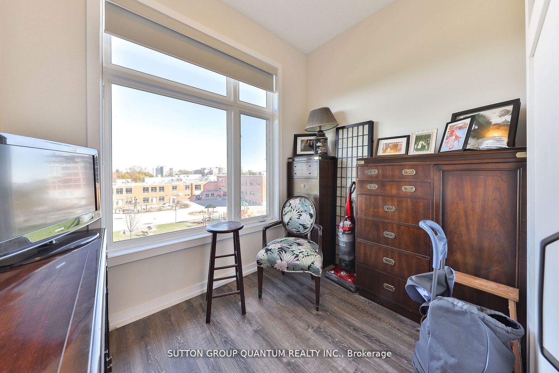 2 Bedrooms Condo at 457 Plains, Burlington For sale