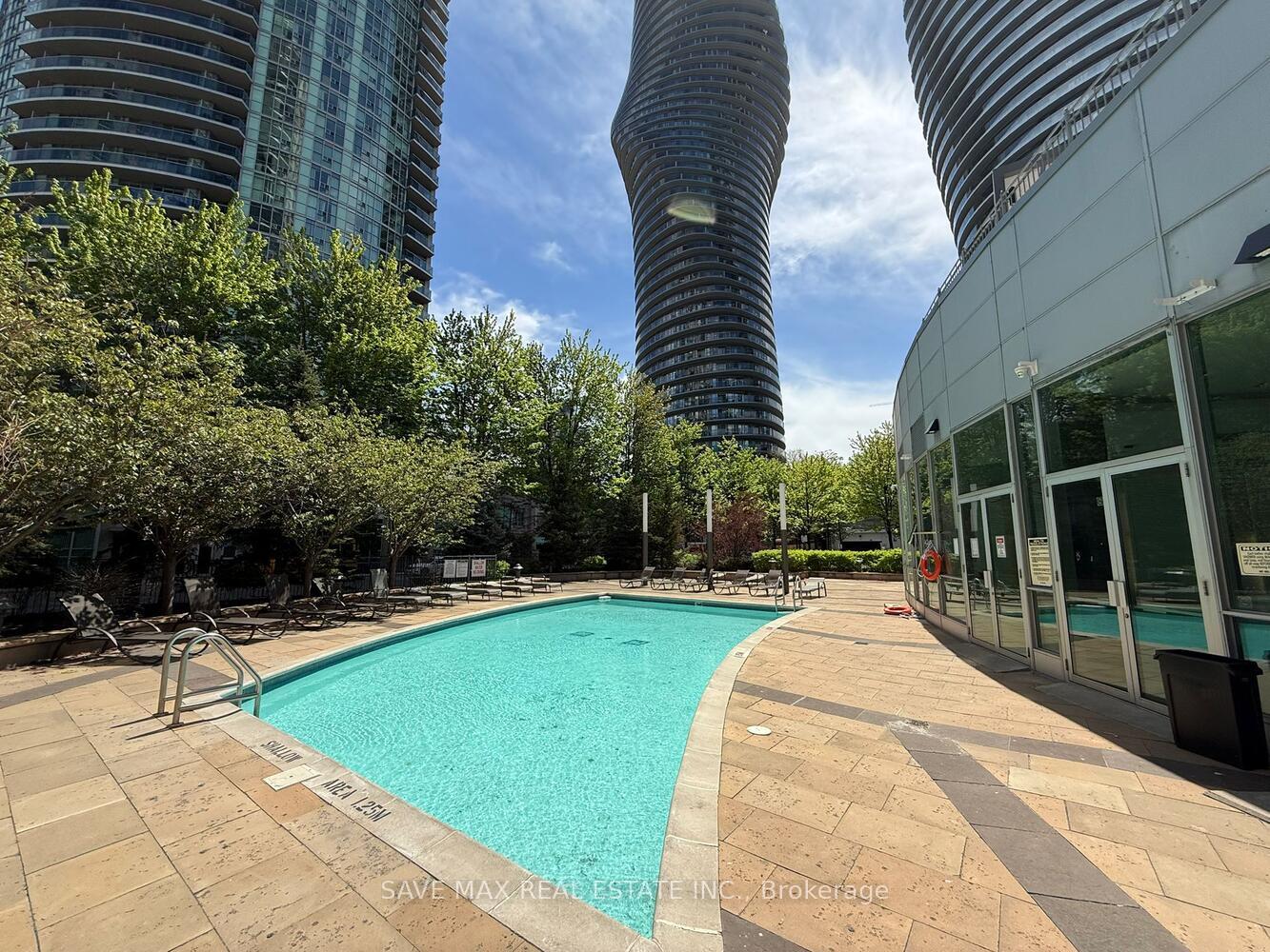 2 Bedrooms Condo at 60 Absolute, Mississauga For sale