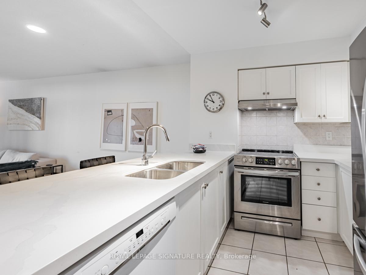 2 Bedrooms Condo at 35 Kingsbridge Garden, Mississauga For sale
