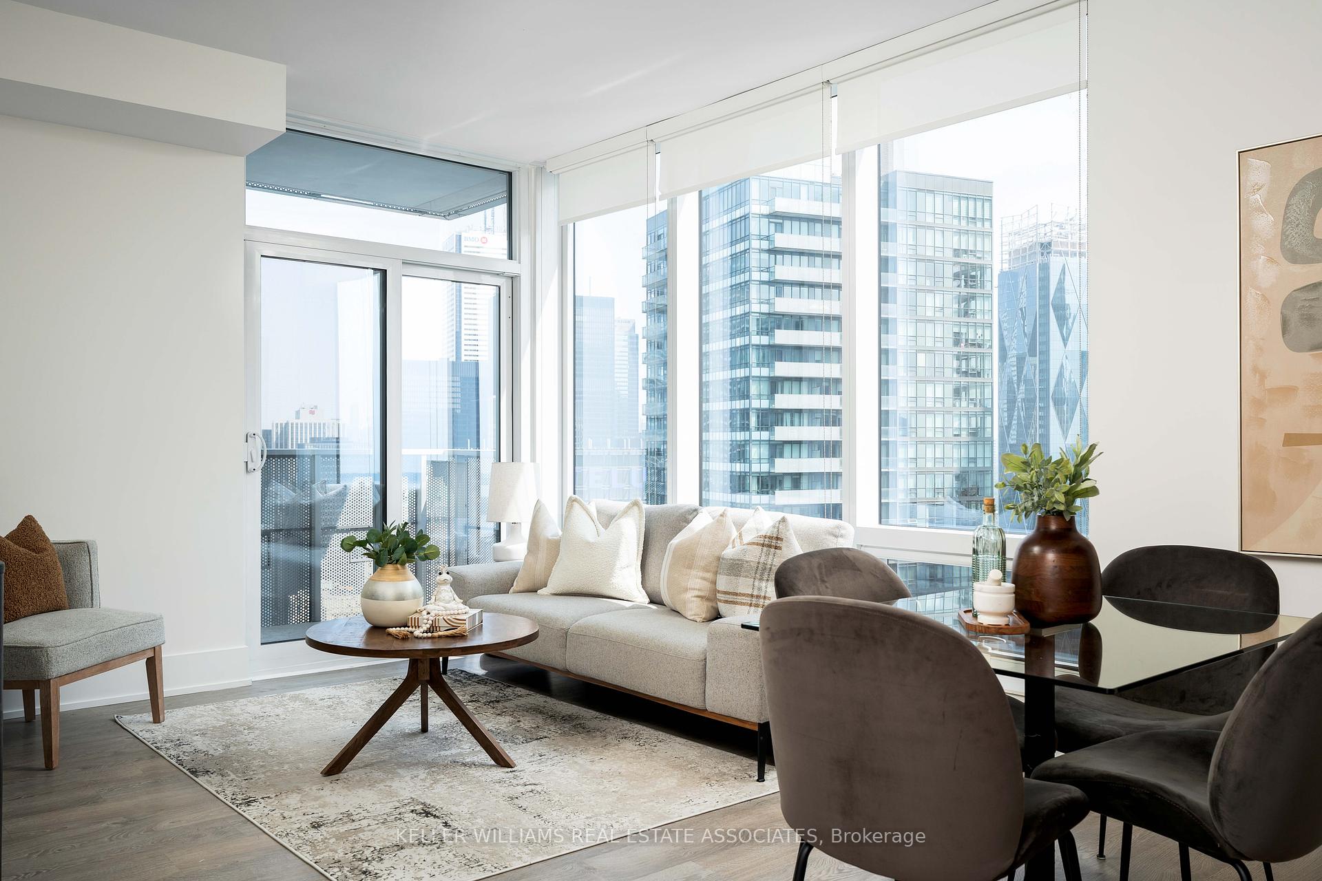 2 Bedrooms Condo at 10 York, Toronto For sale