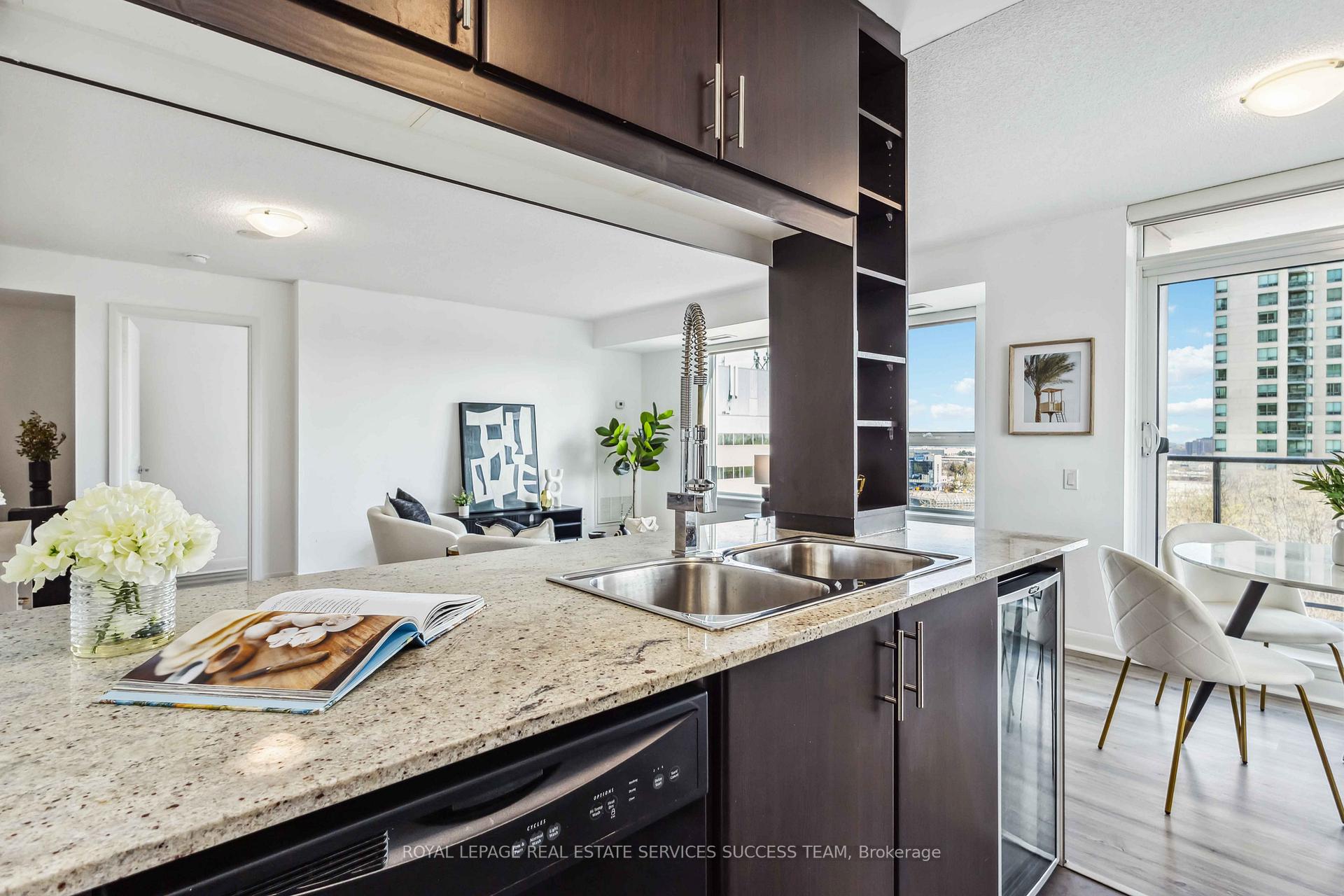 2 Bedrooms Condo at 25 Town Centre,  Toronto For sale