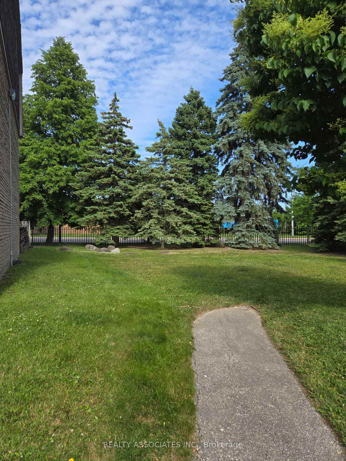 3 Bedrooms Condo at 2 Stonehill, Toronto For sale