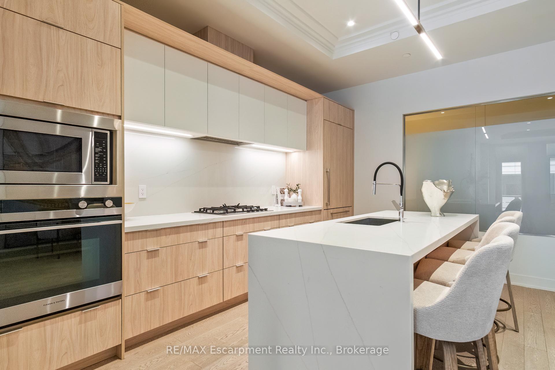 3 Bedrooms Condo at 123 MAURICE, Oakville For sale