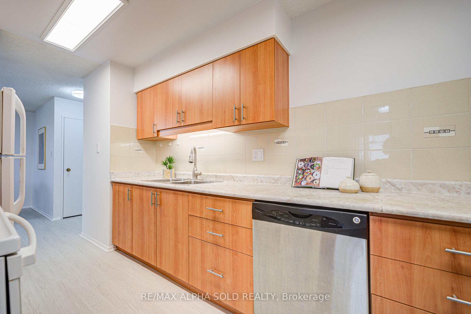 3 Bedrooms Condo at 100 Echo Point, Toronto For sale