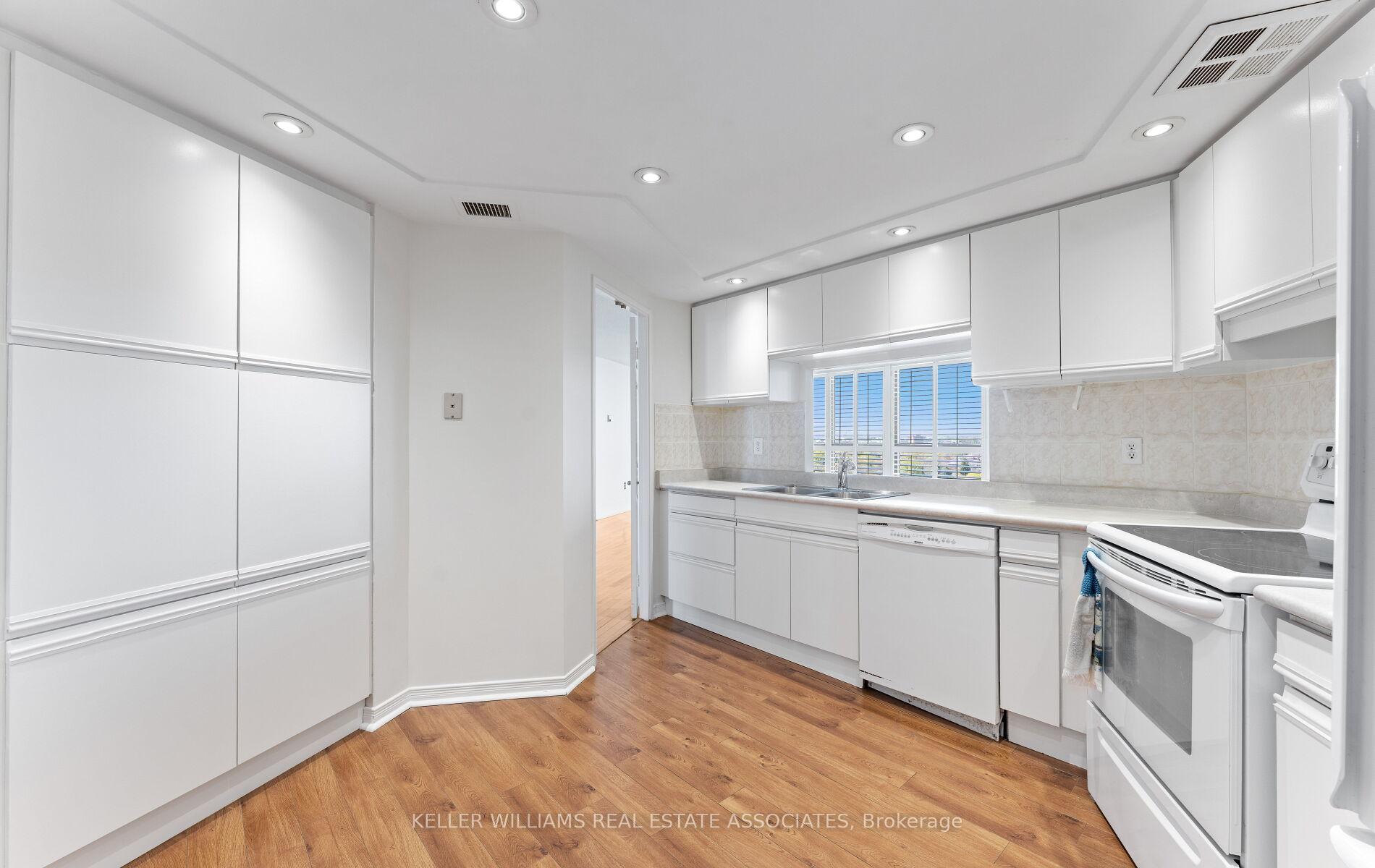3 Bedrooms Condo at 2010 Islington, Toronto For sale