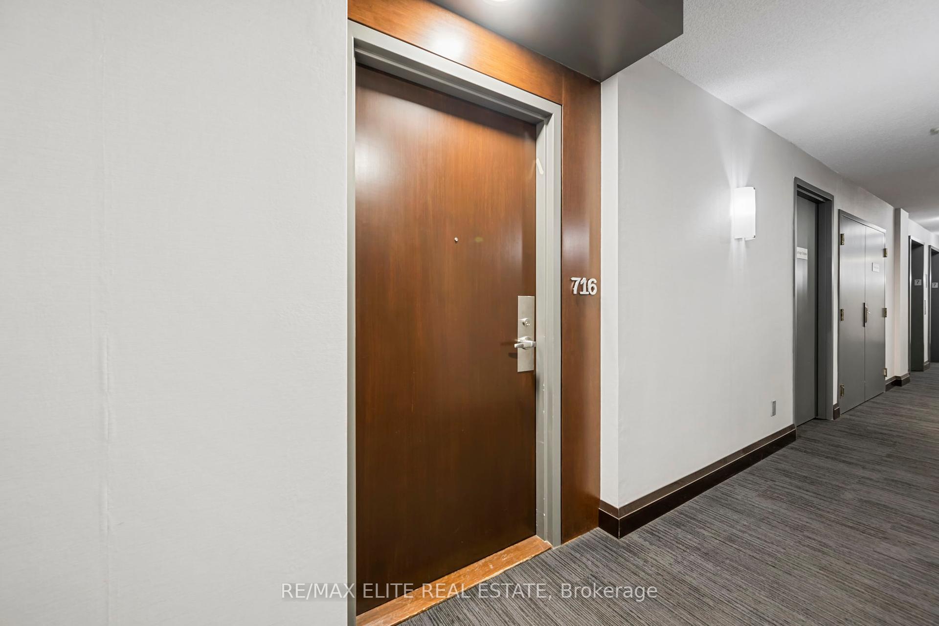 1 Bedroom Condo at 5 Rosehill,  Toronto For sale