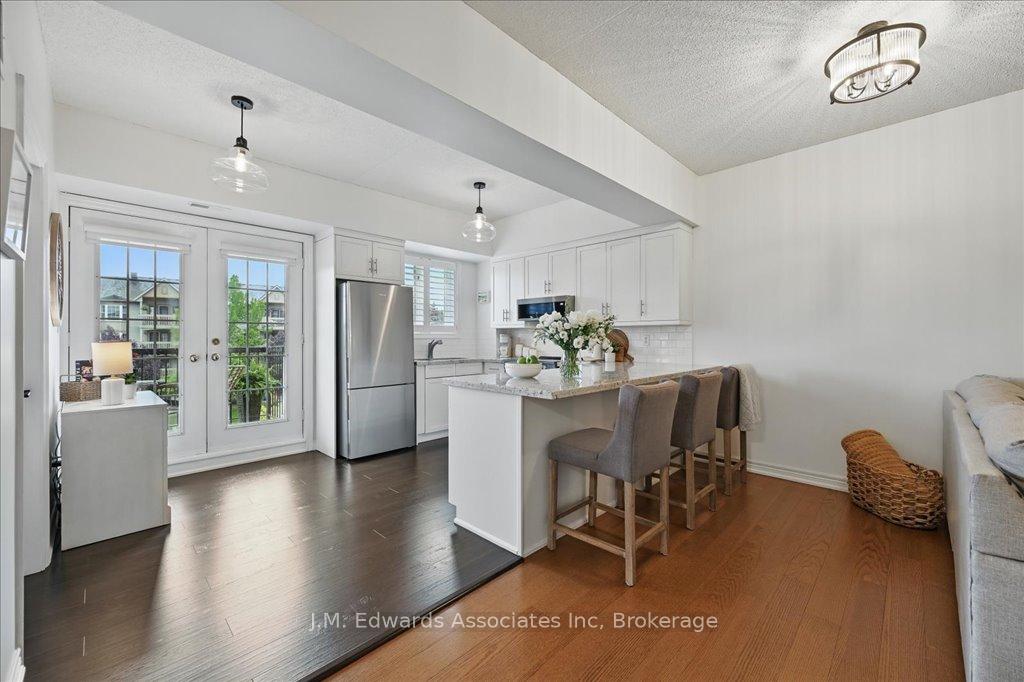 2 Bedrooms Condo at 4006 Kilmer, Burlington For sale