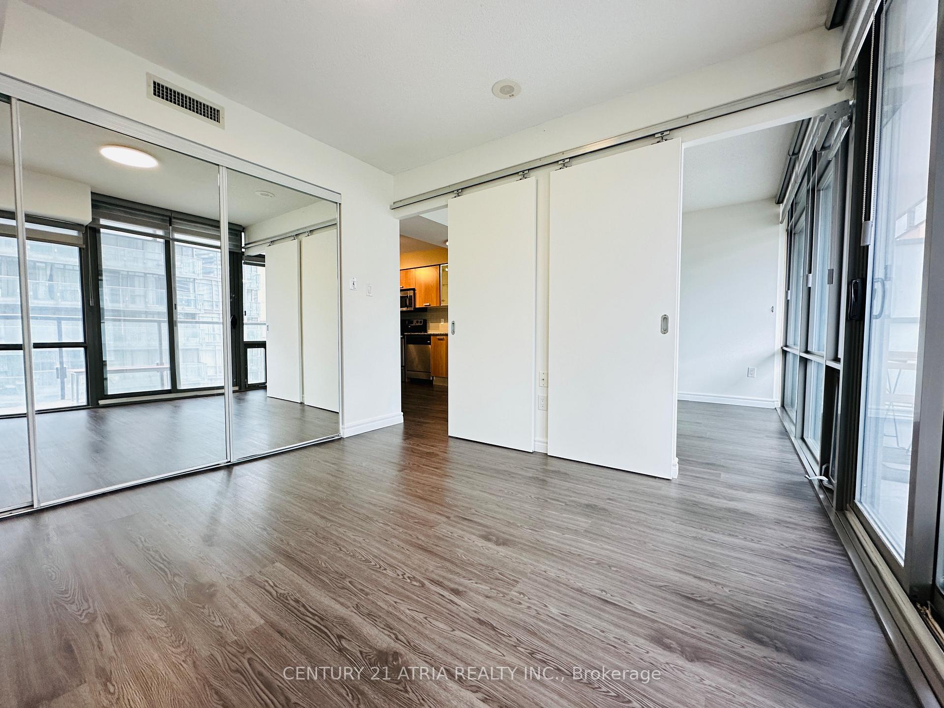 2 Bedrooms Condo at 37 Grosvenor,  Toronto For sale