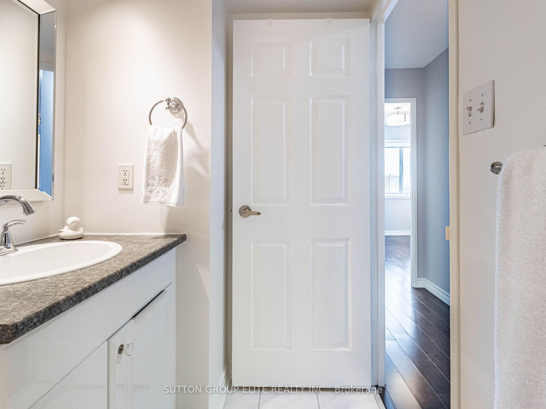 2 Bedrooms Condo at 50 Elm, Mississauga For sale