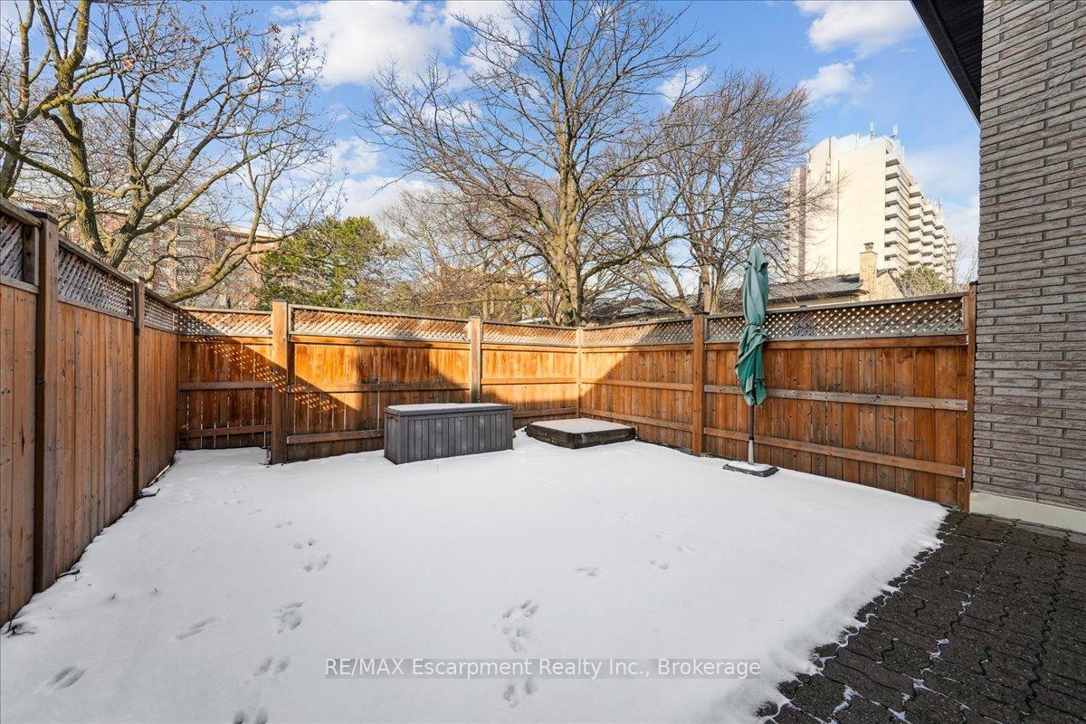 3 Bedrooms Condo at 779 Hyde,  Burlington For sale