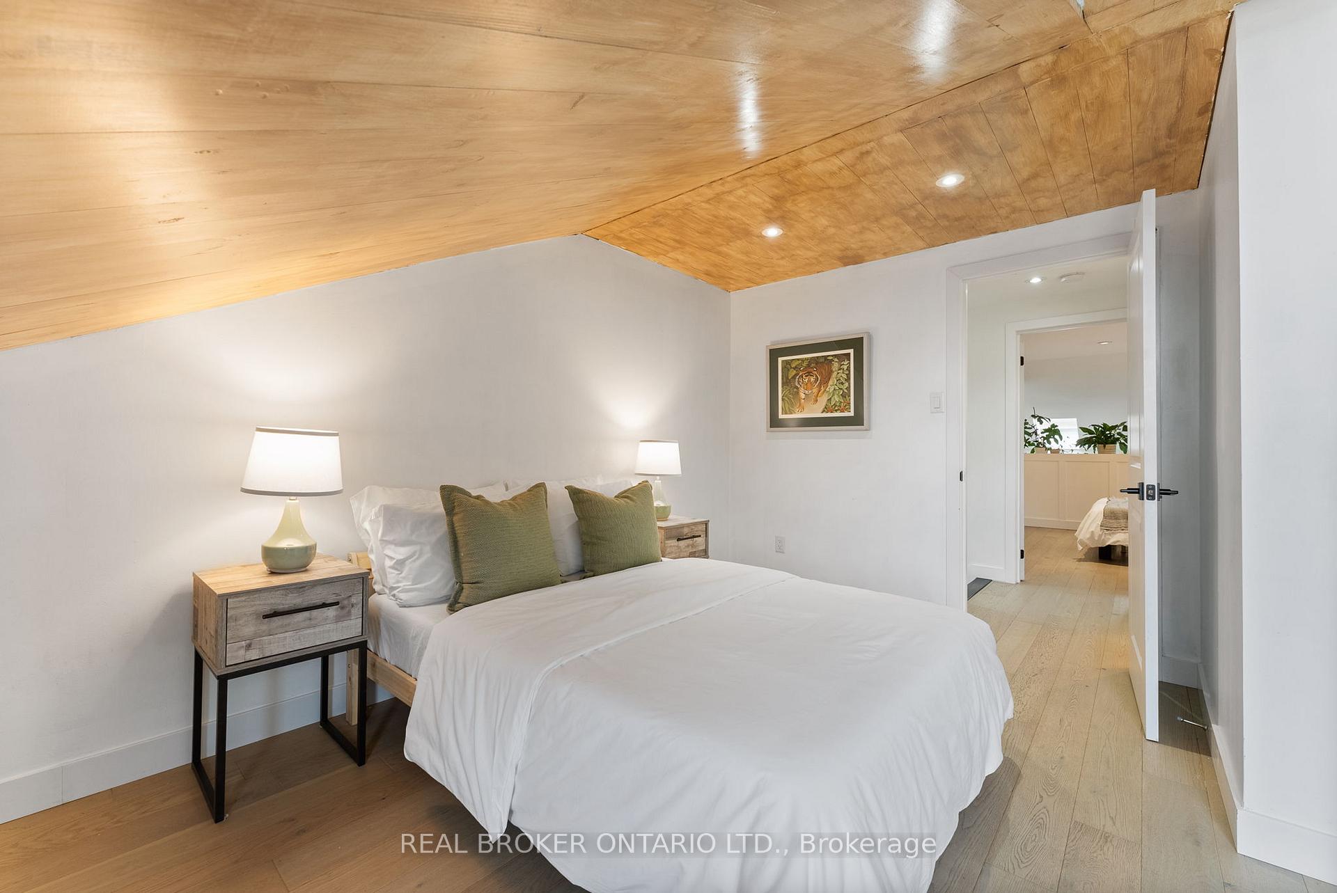 2 Bedrooms Condo at 23 Macaulay, Hamilton For sale