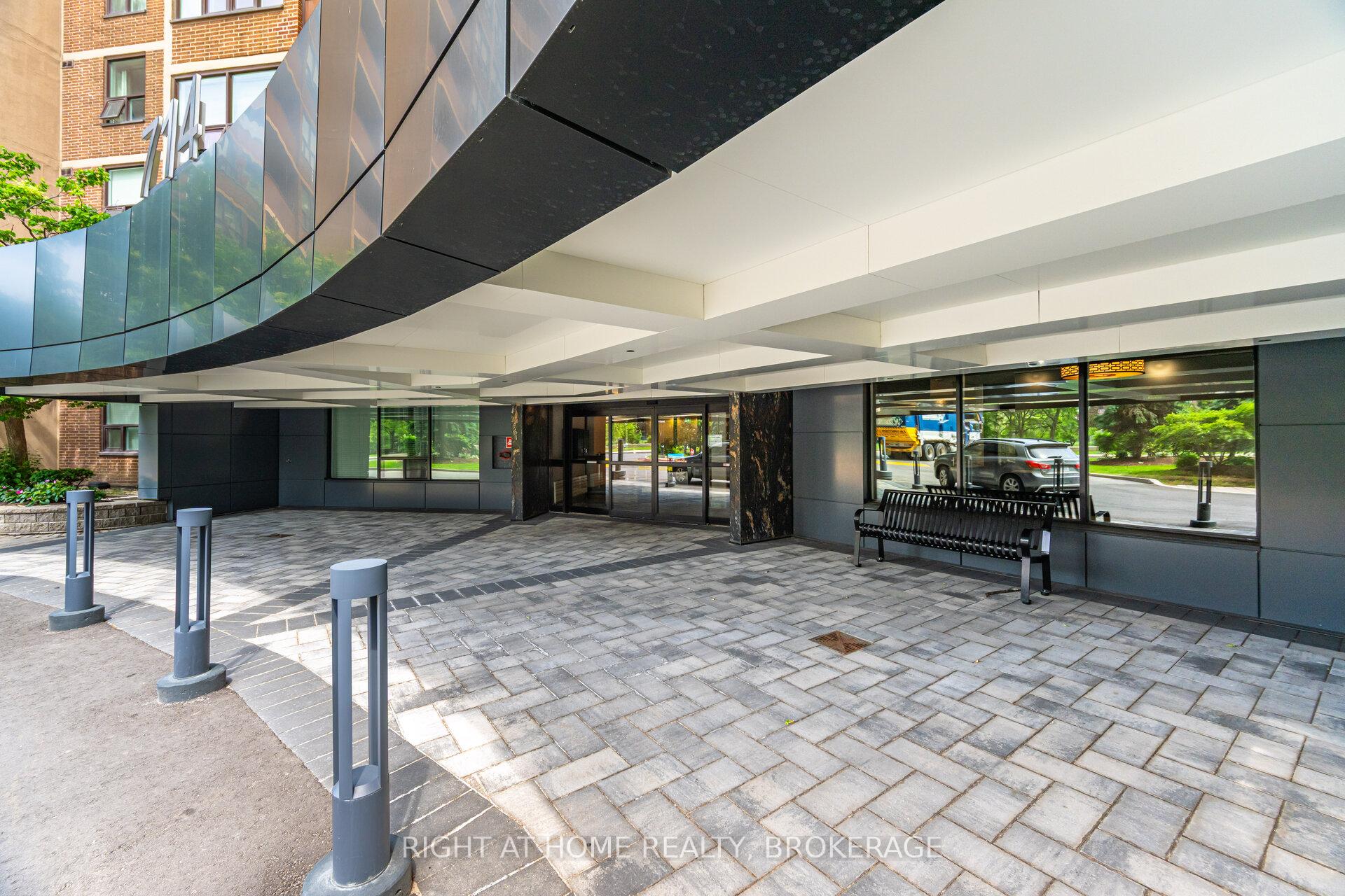 3 Bedrooms Condo at 714 The West Mall, Toronto For sale