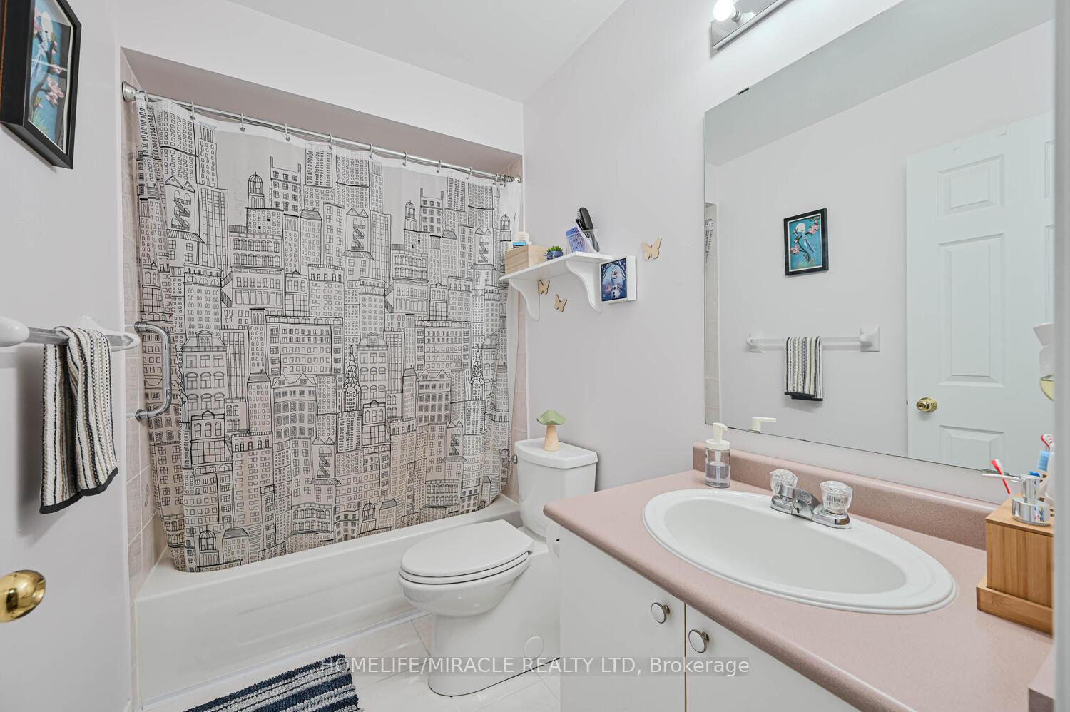 2 Bedrooms Condo at 5255 Guildwood, Mississauga For sale