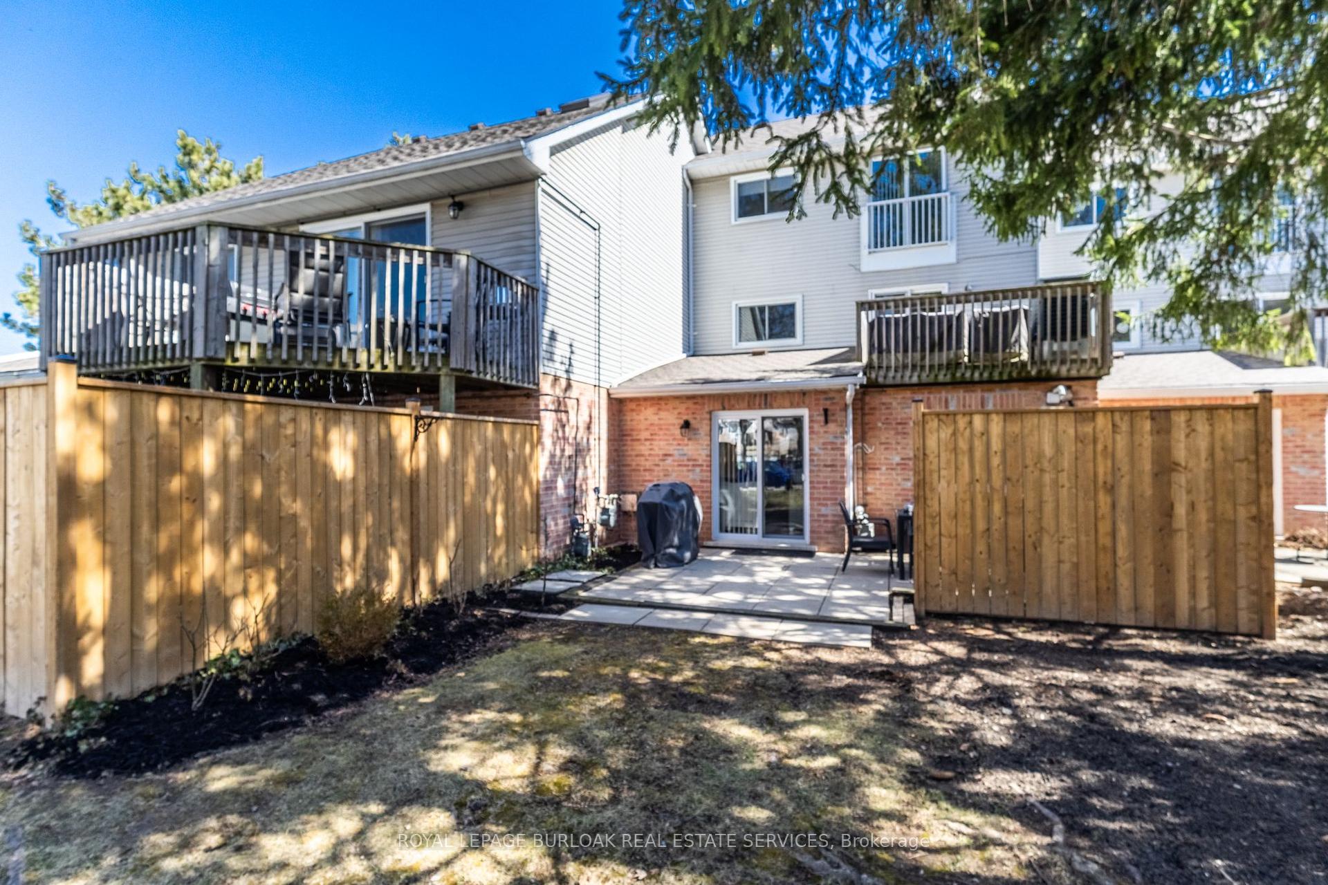 2 Bedrooms Condo at 2110 Cleaver, Burlington For sale