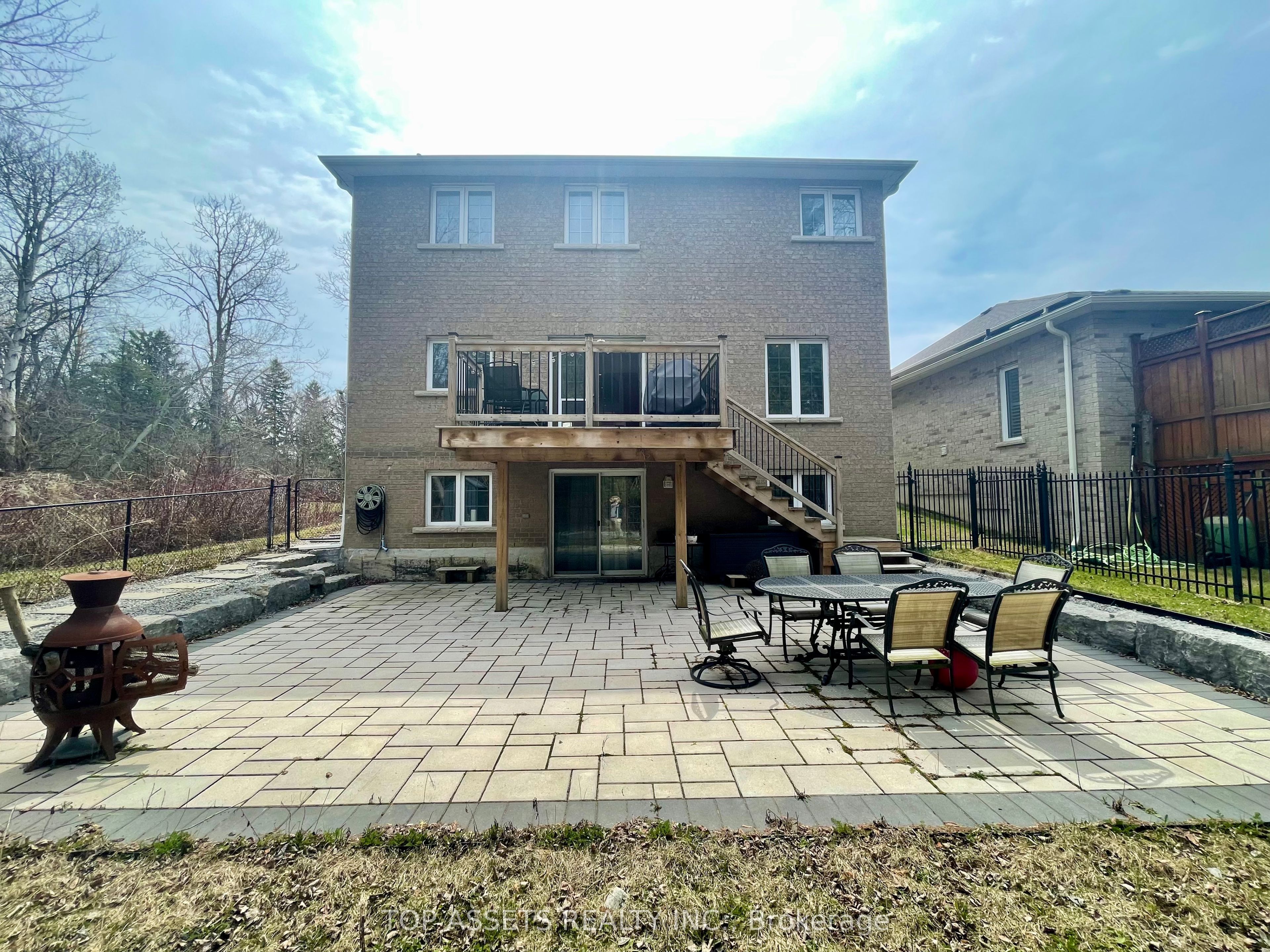 32 Headwater Crescent
